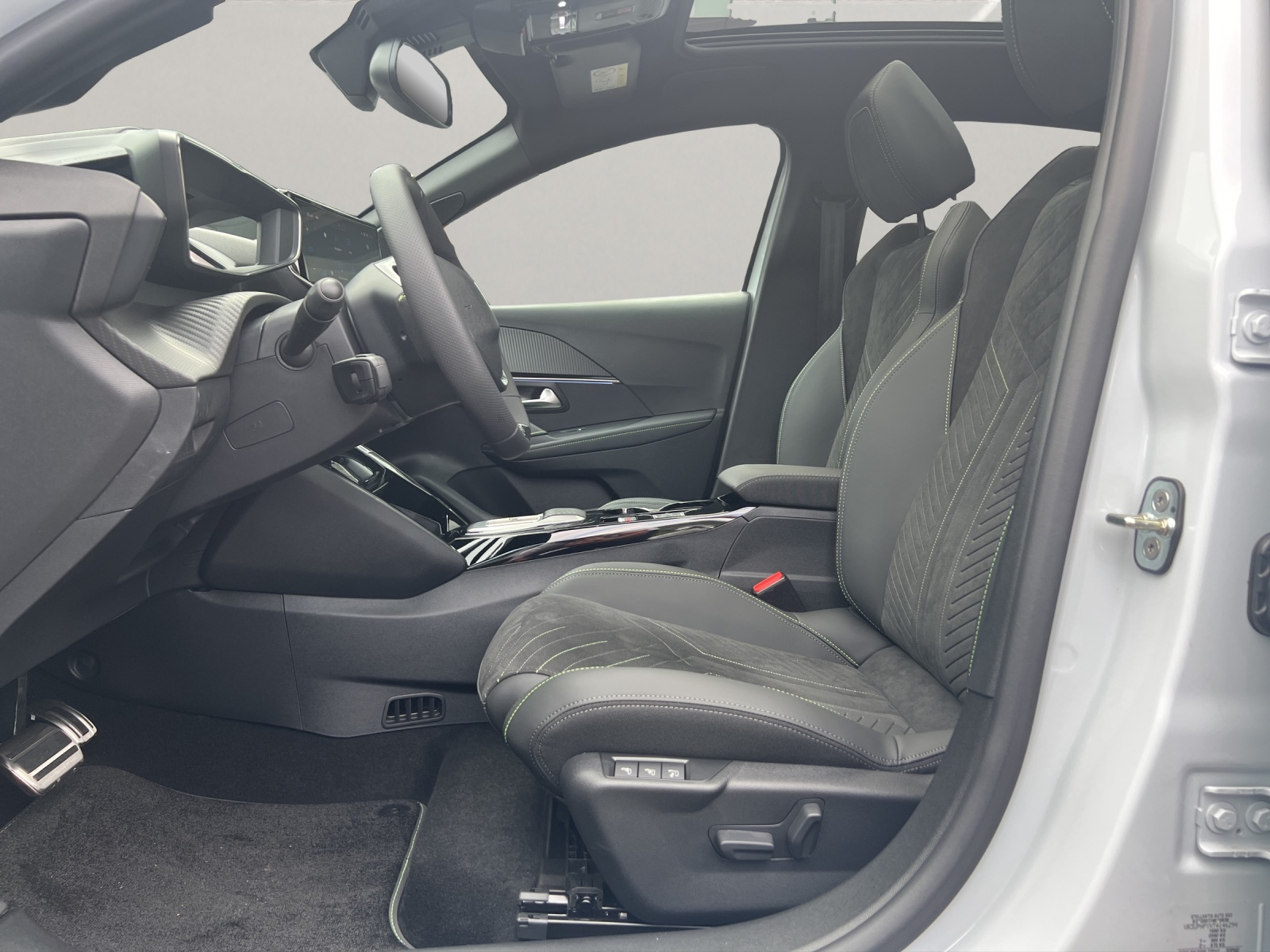 PEUGEOT 208 1.2 Hybrid 145 GT-image-7