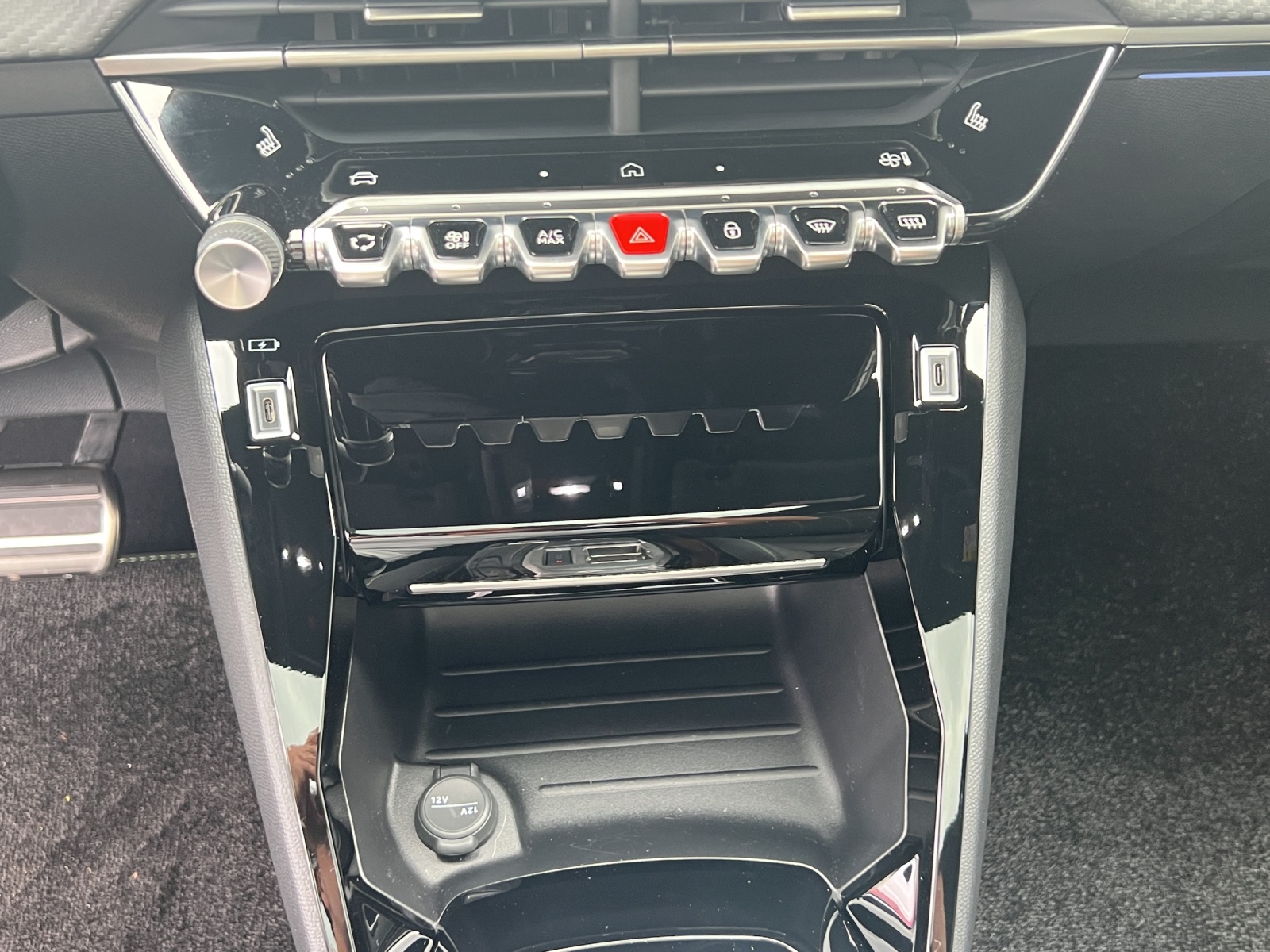 PEUGEOT 208 1.2 Hybrid 145 GT-image-9
