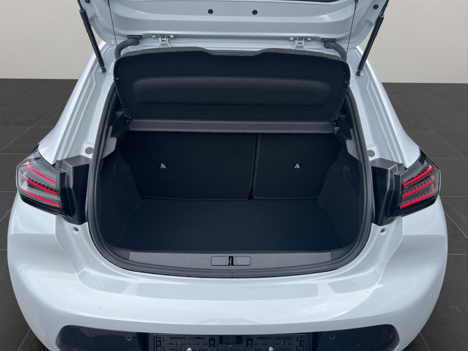 PEUGEOT 208 1.2 Hybrid 145 GT-image-15