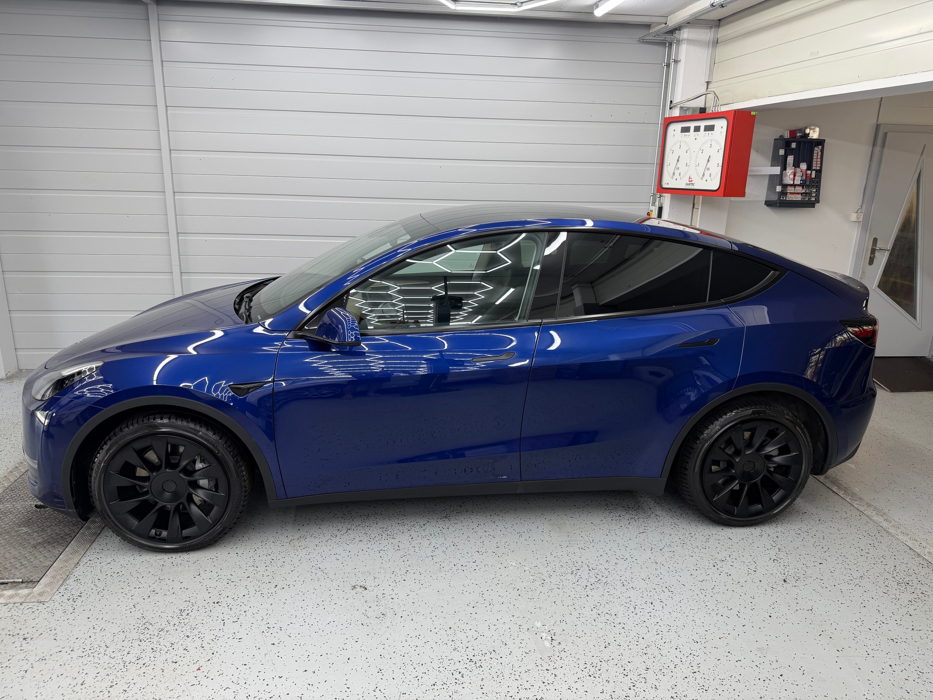 TESLA Model Y Long Range-image-2