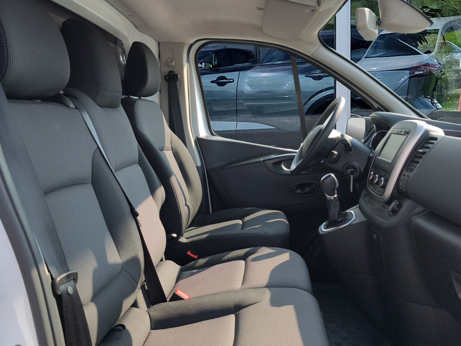 RENAULT Trafic 2.0 ENERGY dCi145 3.0t Business L1H1 A-image-8