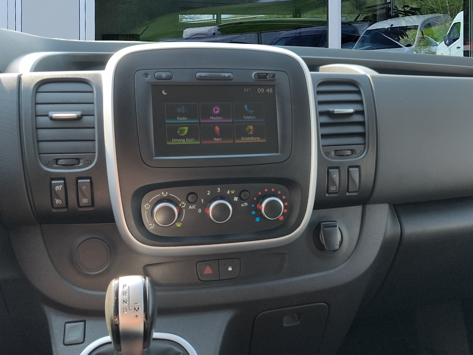 RENAULT Trafic 2.0 ENERGY dCi145 3.0t Business L1H1 A-image-11