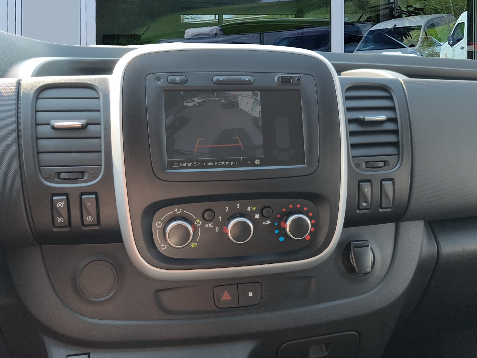 RENAULT Trafic 2.0 ENERGY dCi145 3.0t Business L1H1 A-image-10