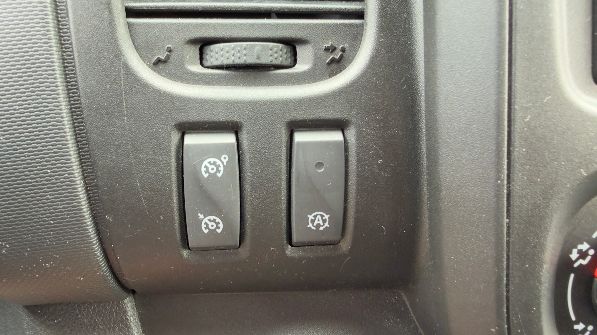 RENAULT Trafic 2.0 Energy dCi 120 3.0t Business L1H1 CH Vehicule * Version 3 places * Porte coulissante* Tempomat *-image-15