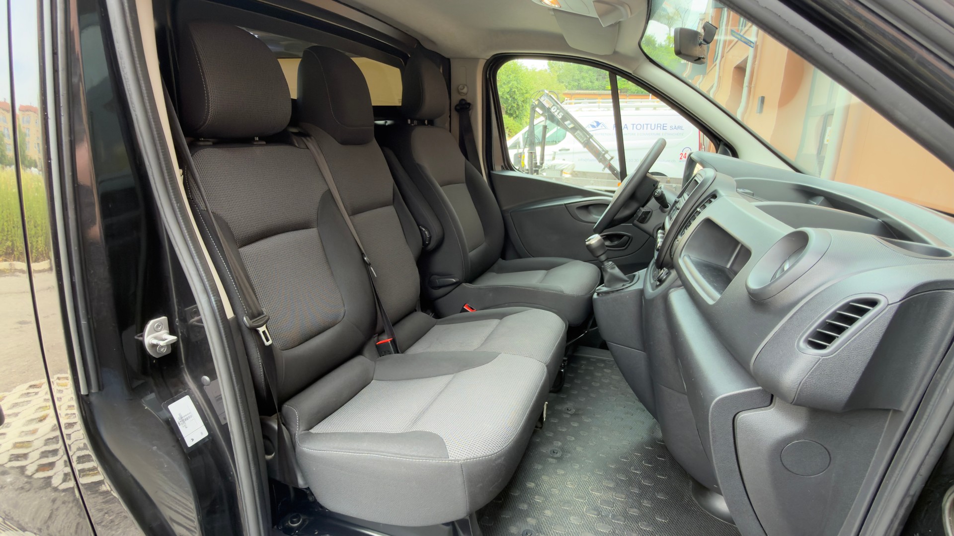 RENAULT Trafic 2.0 Energy dCi 120 3.0t Business L1H1 CH Vehicule * Version 3 places * Porte coulissante* Tempomat *-image-21