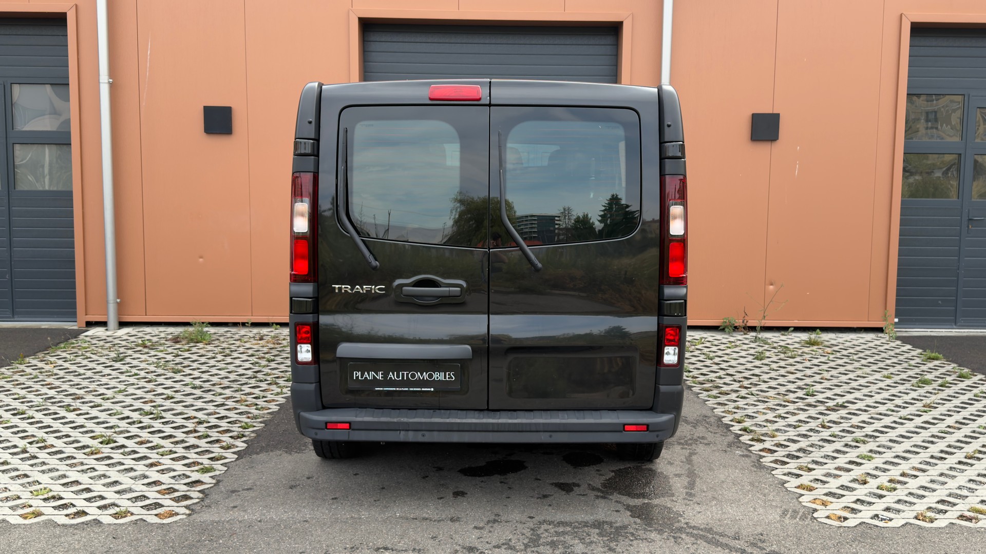 RENAULT Trafic 2.0 Energy dCi 120 3.0t Business L1H1 CH Vehicule * Version 3 places * Porte coulissante* Tempomat *-image-8
