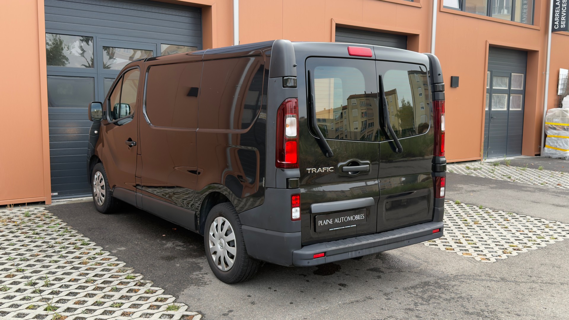 RENAULT Trafic 2.0 Energy dCi 120 3.0t Business L1H1 CH Vehicule * Version 3 places * Porte coulissante* Tempomat *-image-9