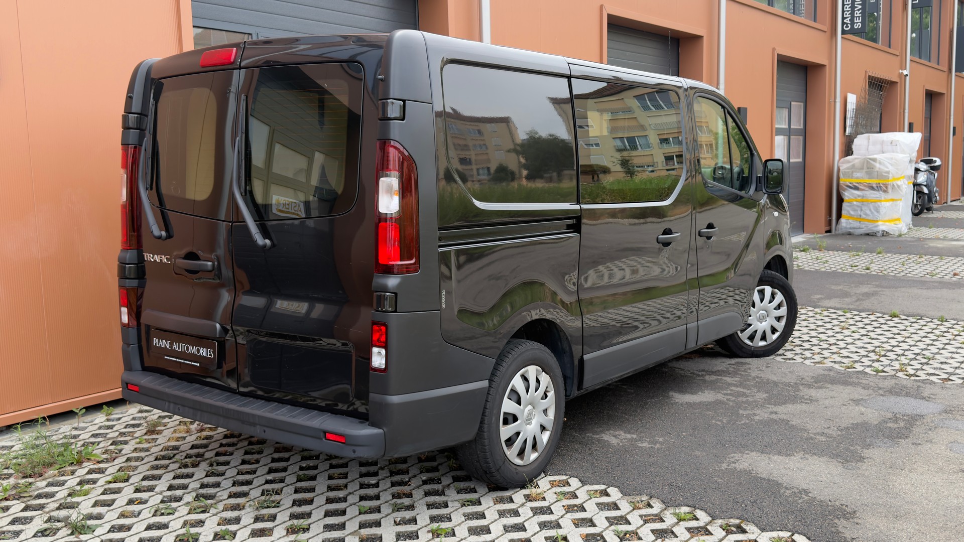RENAULT Trafic 2.0 Energy dCi 120 3.0t Business L1H1 CH Vehicule * Version 3 places * Porte coulissante* Tempomat *-image-6