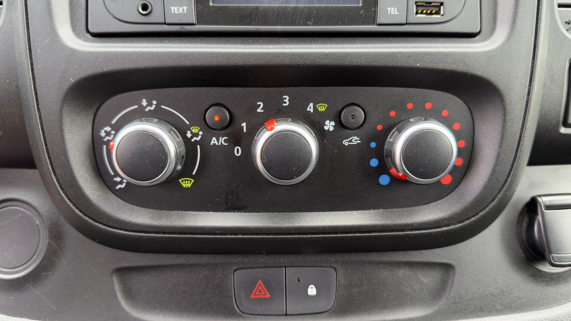 RENAULT Trafic 2.0 Energy dCi 120 3.0t Business L1H1 CH Vehicule * Version 3 places * Porte coulissante* Tempomat *-image-17
