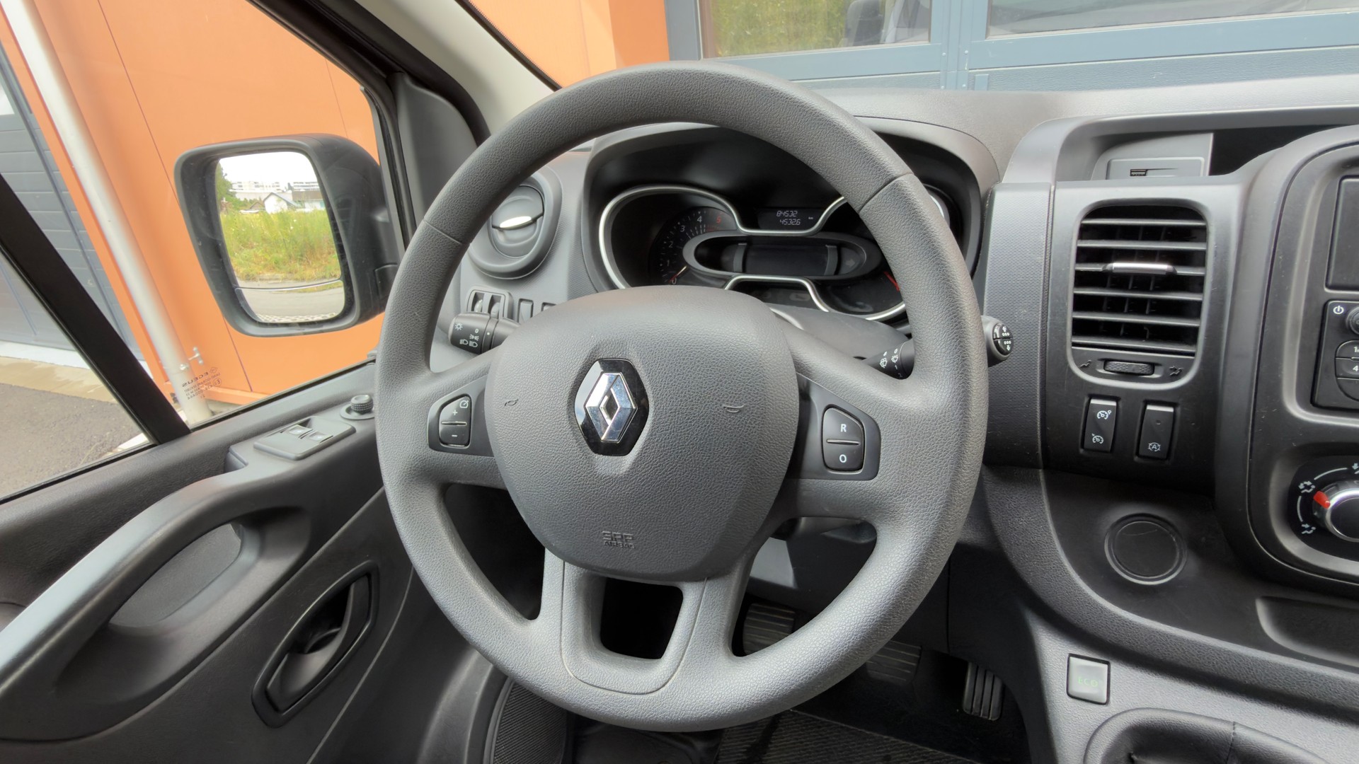 RENAULT Trafic 2.0 Energy dCi 120 3.0t Business L1H1 CH Vehicule * Version 3 places * Porte coulissante* Tempomat *-image-12