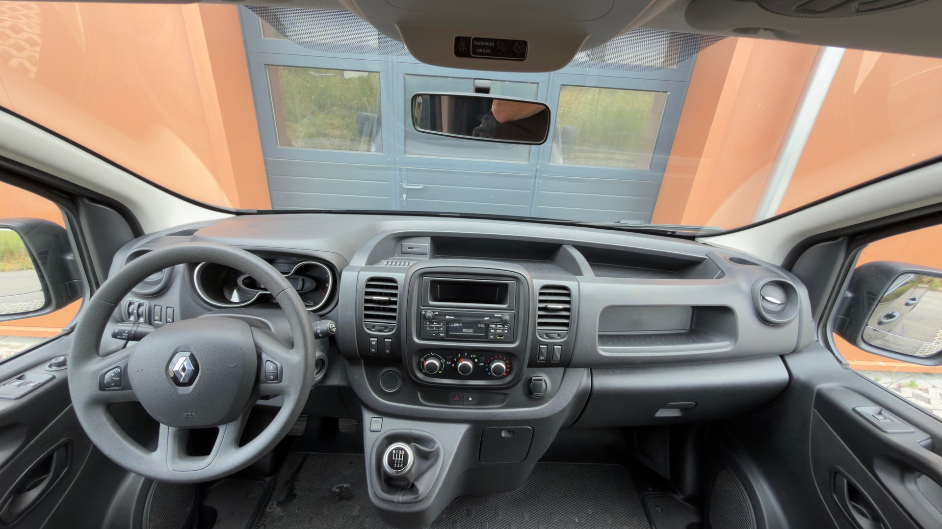 RENAULT Trafic 2.0 Energy dCi 120 3.0t Business L1H1 CH Vehicule * Version 3 places * Porte coulissante* Tempomat *-image-11