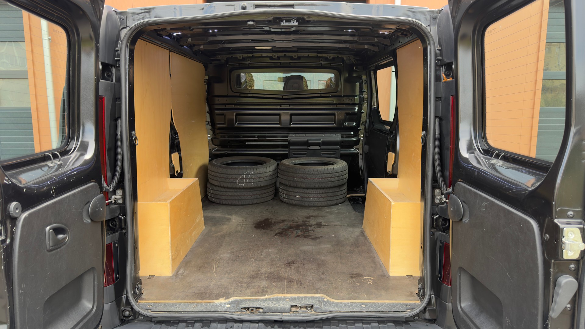RENAULT Trafic 2.0 Energy dCi 120 3.0t Business L1H1 CH Vehicule * Version 3 places * Porte coulissante* Tempomat *-image-10