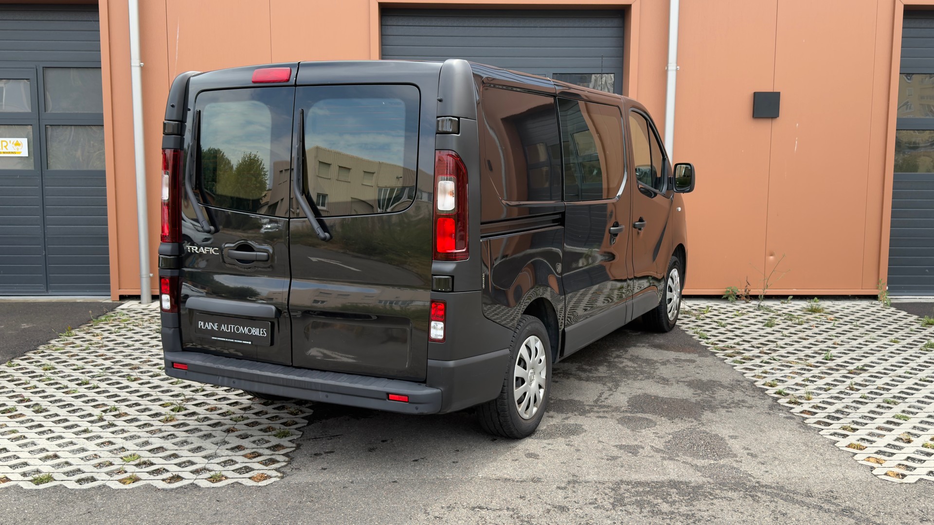RENAULT Trafic 2.0 Energy dCi 120 3.0t Business L1H1 CH Vehicule * Version 3 places * Porte coulissante* Tempomat *-image-7