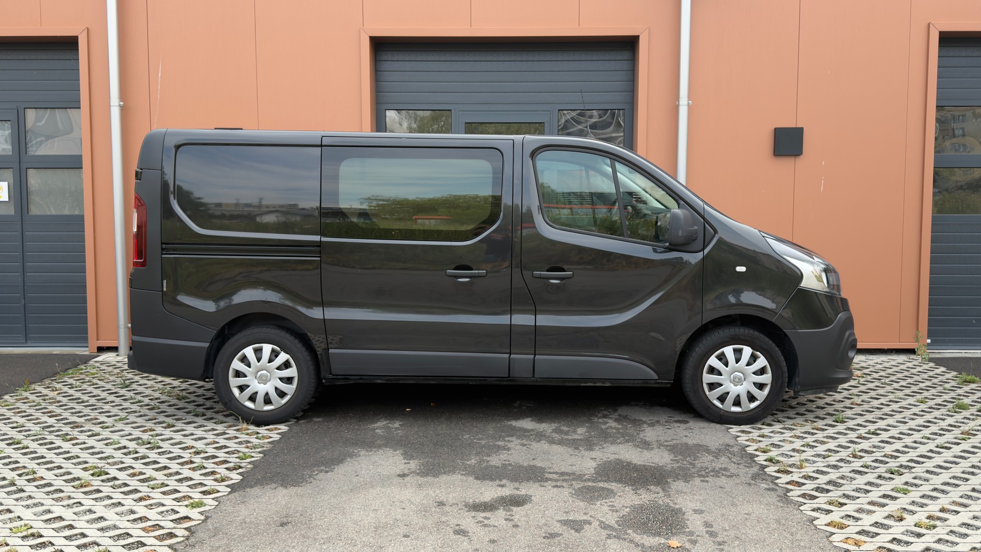 RENAULT Trafic 2.0 Energy dCi 120 3.0t Business L1H1 CH Vehicule * Version 3 places * Porte coulissante* Tempomat *-showroom-element-3
