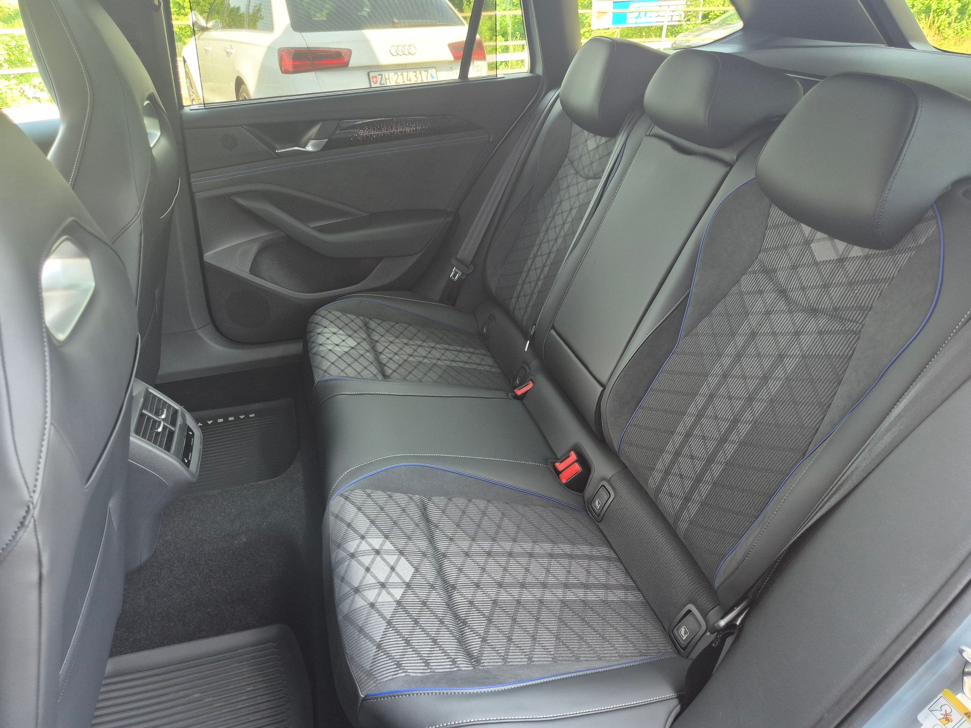 VW Passat Variant 1.5 TSI evo2 Plug-In- Hybrid R-Line DSG-image-17