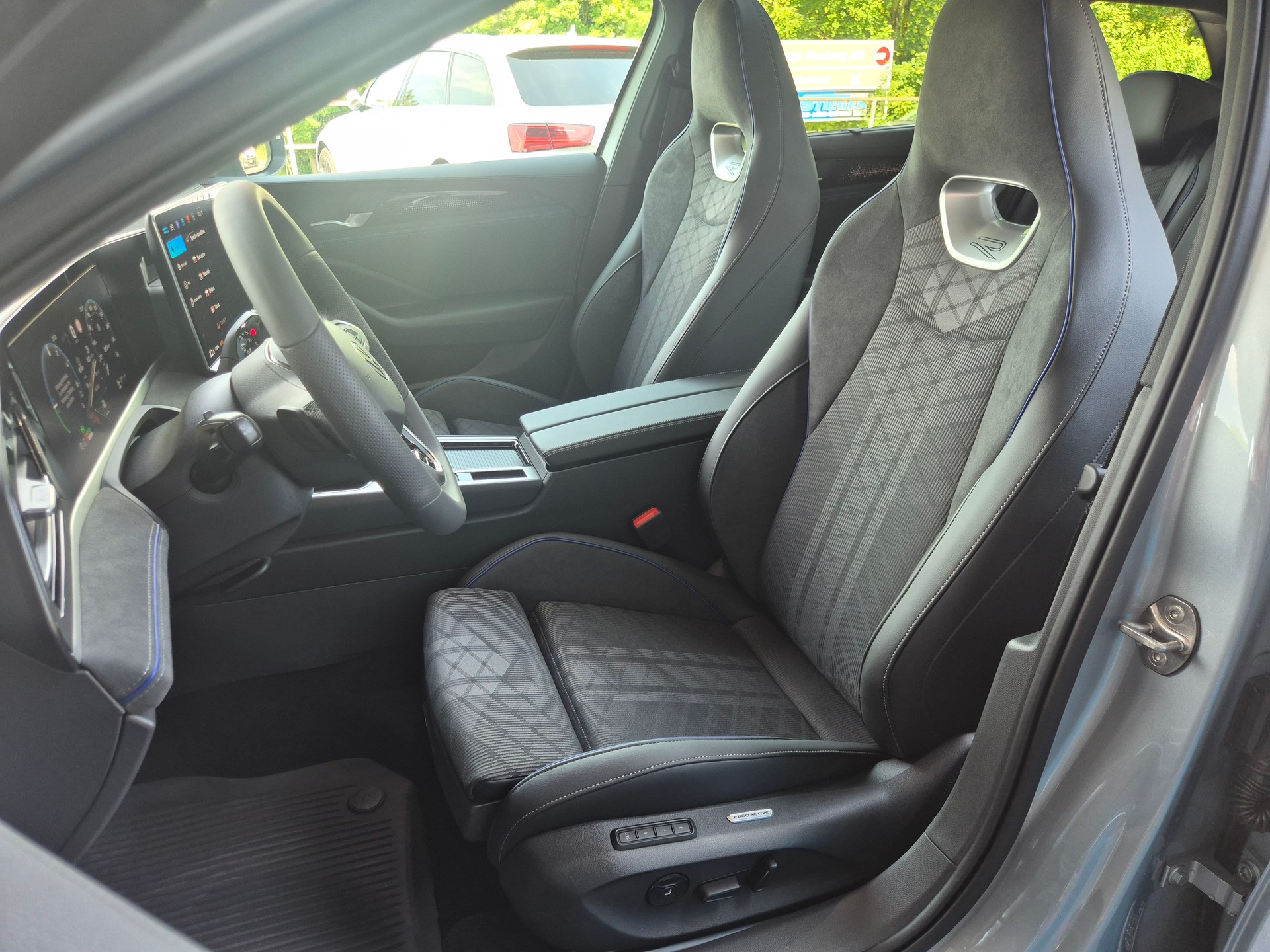 VW Passat Variant 1.5 TSI evo2 Plug-In- Hybrid R-Line DSG-image-11