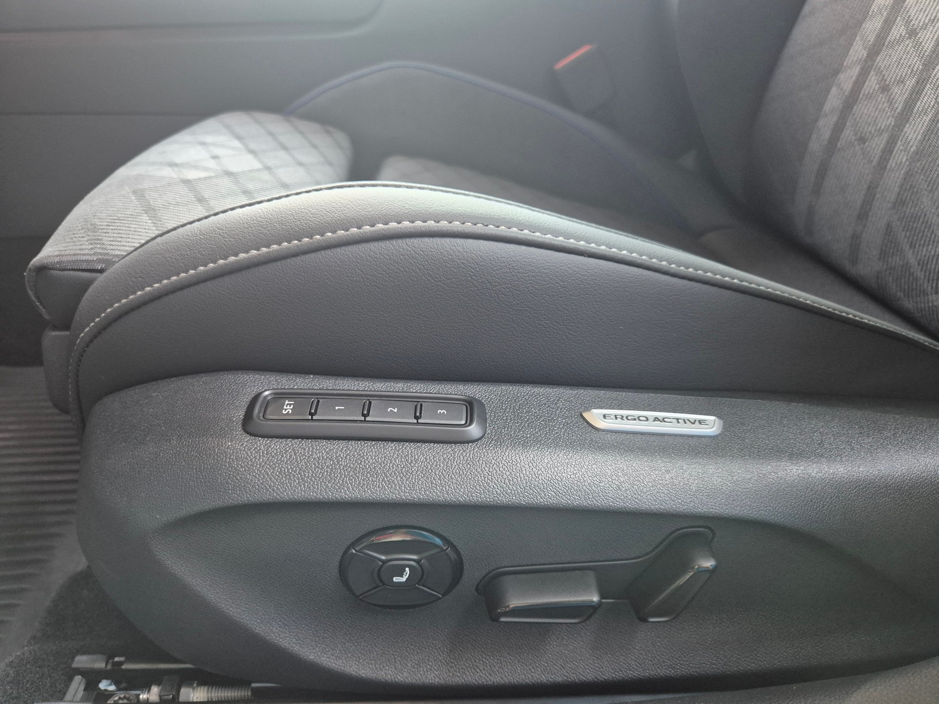 VW Passat Variant 1.5 TSI evo2 Plug-In- Hybrid R-Line DSG-image-12