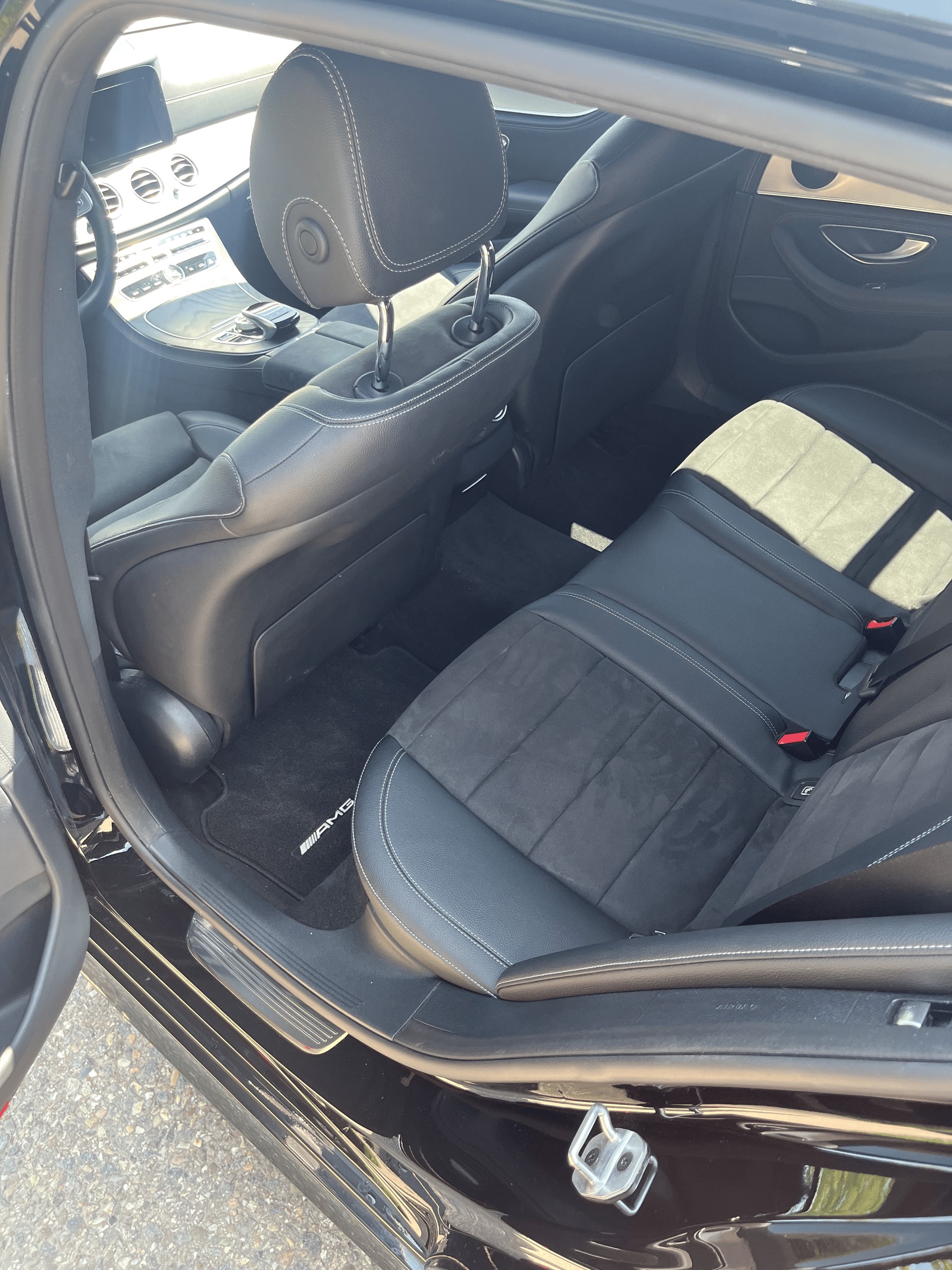 MERCEDES-BENZ E 300 d AMG Line-image-3
