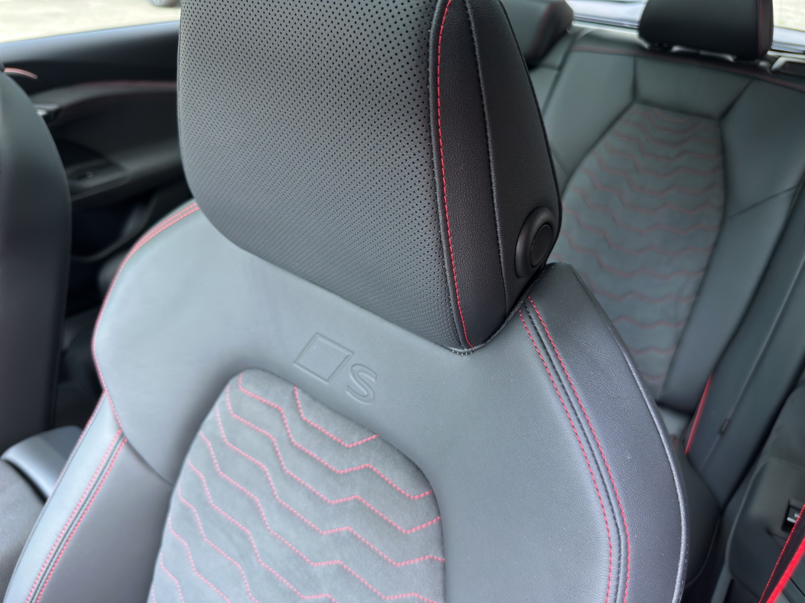 AUDI S6 Avant e-tron quattro-image-11