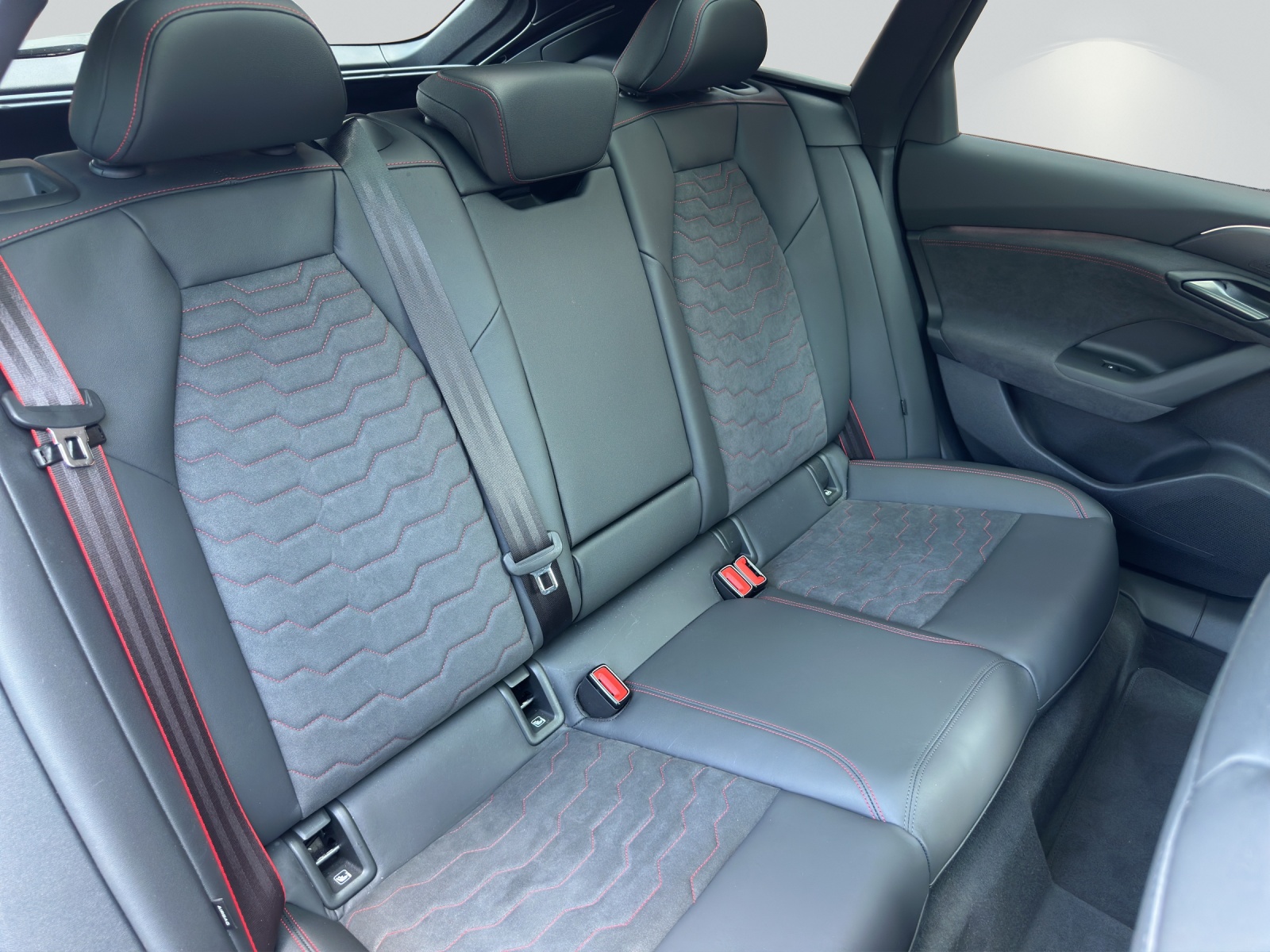 AUDI S6 Avant e-tron quattro-image-7