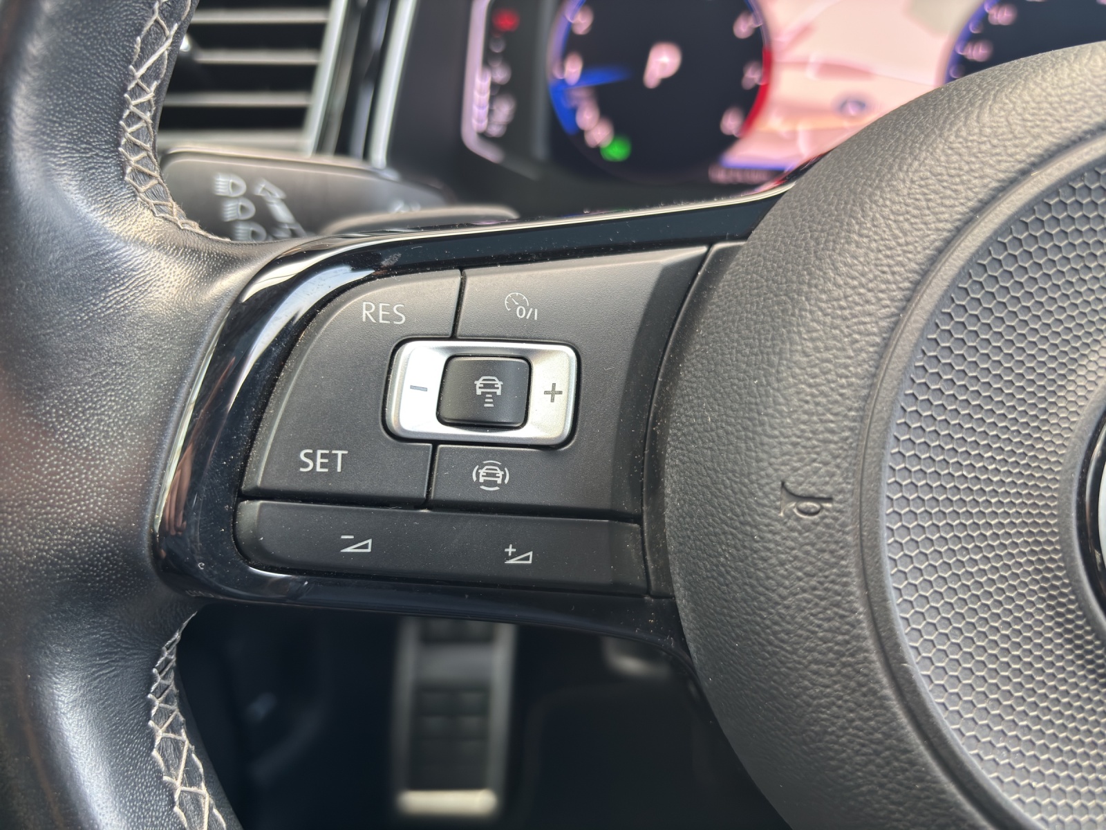 VW T-Roc 2.0 TSI R DSG 4Motion mit Akrapovic Abgasanlage, Leder & Panorama-Ausstell-/Schiebedach-image-12