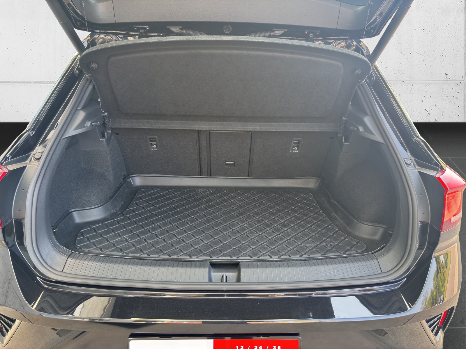 VW T-Roc 2.0 TSI R DSG 4Motion mit Akrapovic Abgasanlage, Leder & Panorama-Ausstell-/Schiebedach-image-8