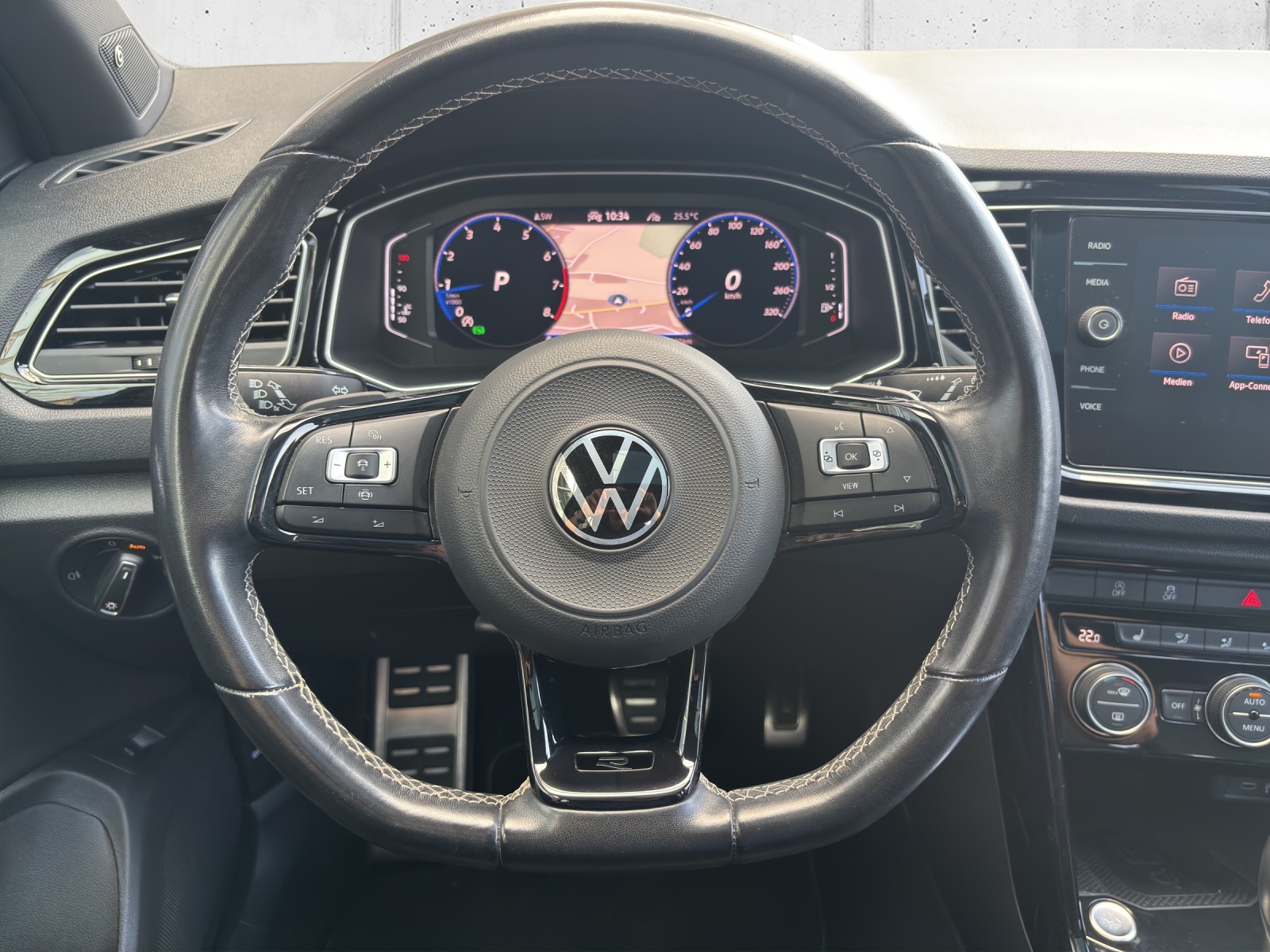 VW T-Roc 2.0 TSI R DSG 4Motion mit Akrapovic Abgasanlage, Leder & Panorama-Ausstell-/Schiebedach-image-11