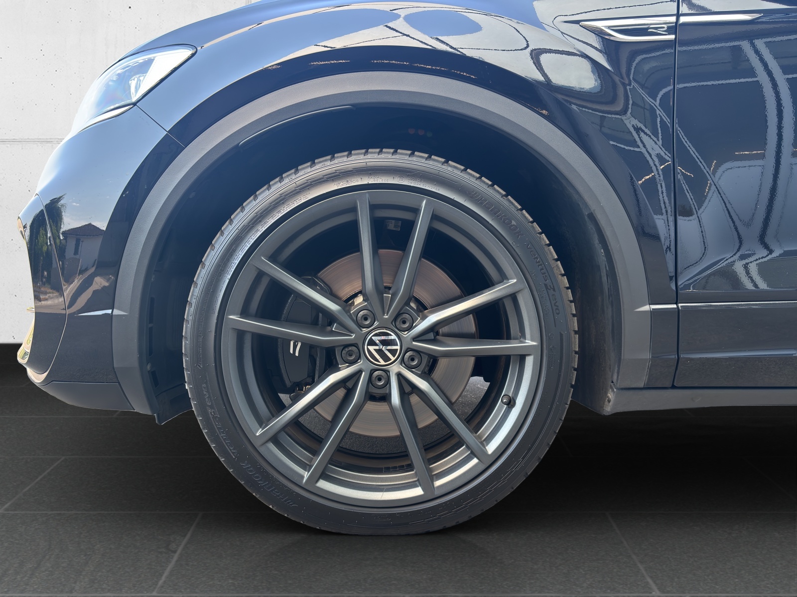 VW T-Roc 2.0 TSI R DSG 4Motion mit Akrapovic Abgasanlage, Leder & Panorama-Ausstell-/Schiebedach-image-7