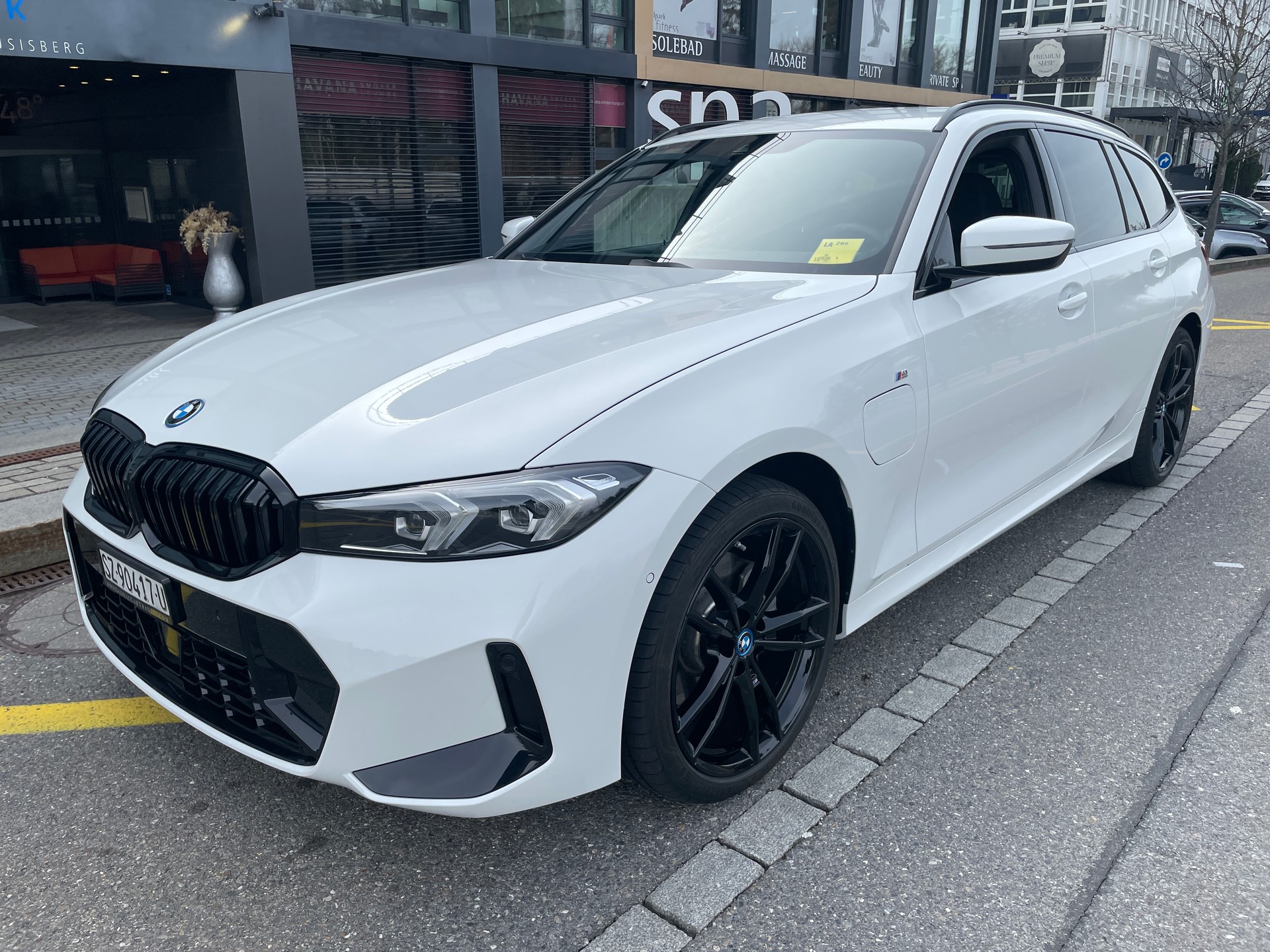 BMW 330e x DriveTouring Steptronic M Sport Pro-image-0