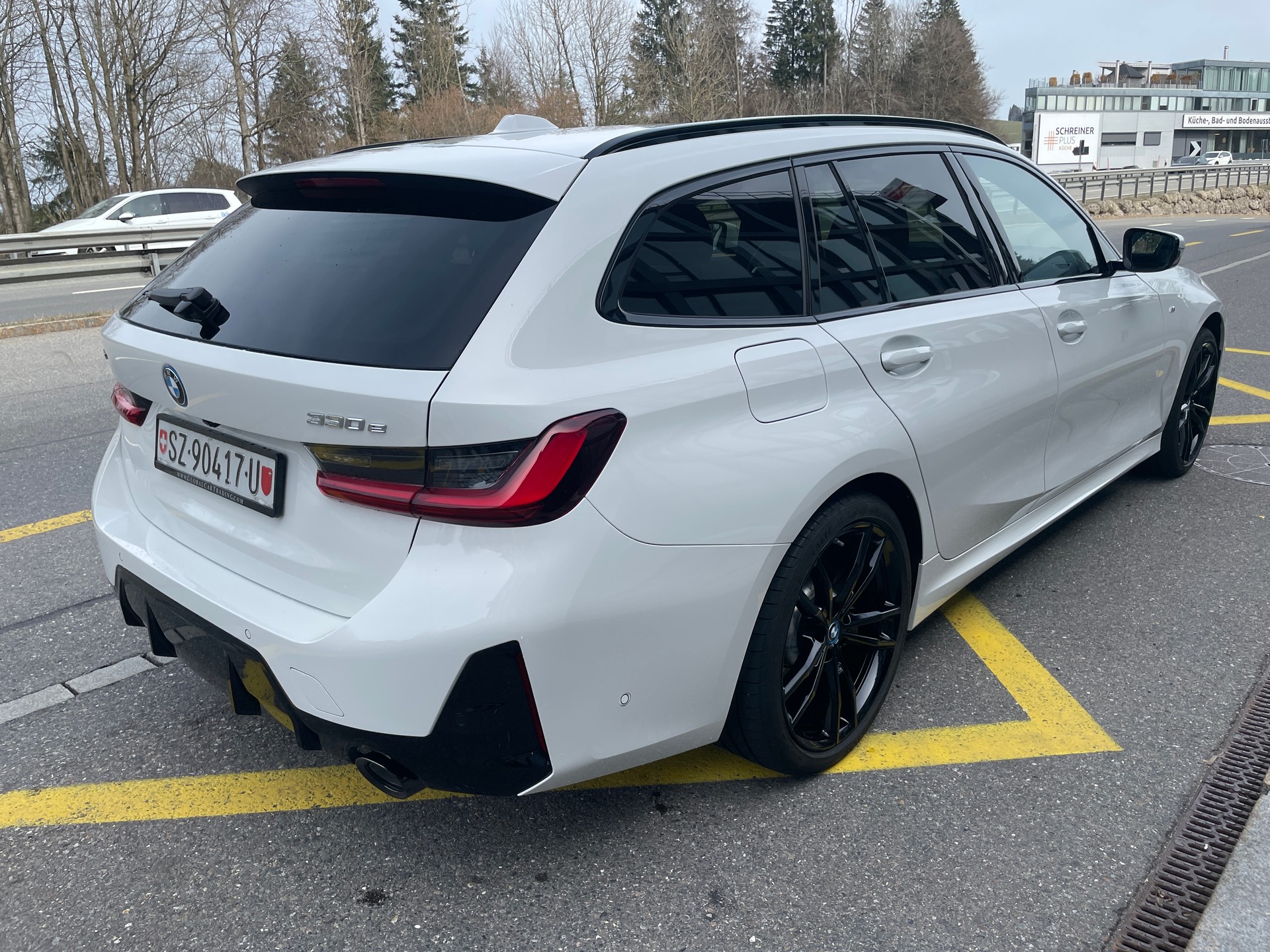 BMW 330e x DriveTouring Steptronic M Sport Pro-image-4