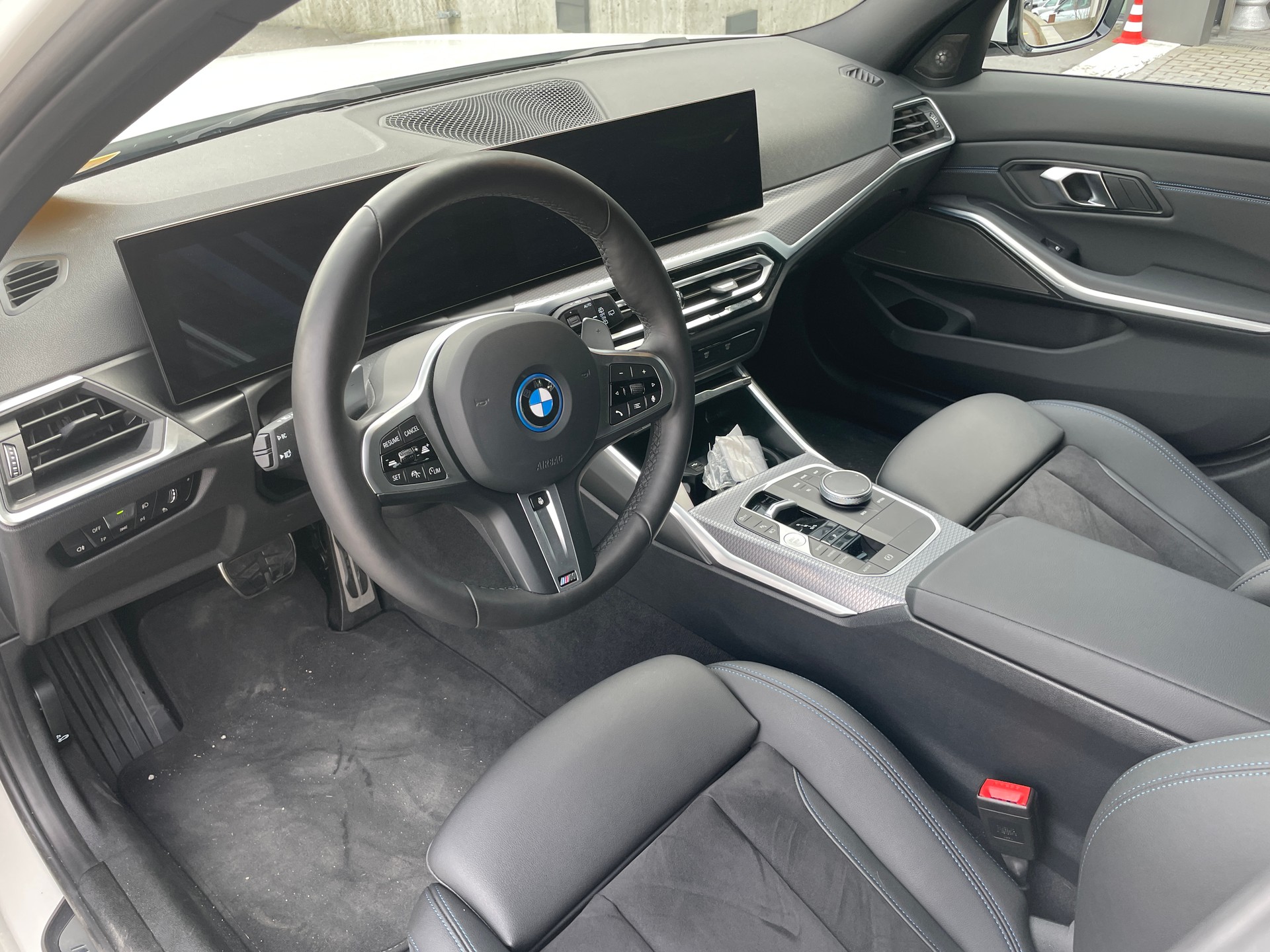BMW 330e x DriveTouring Steptronic M Sport Pro-image-11