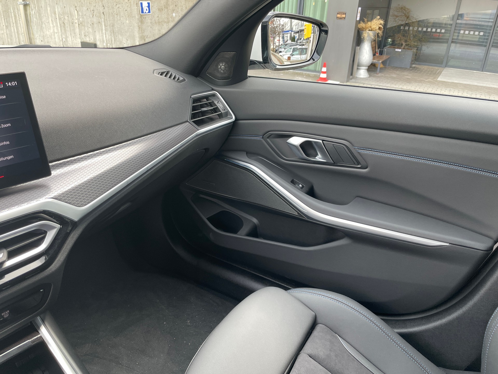 BMW 330e x DriveTouring Steptronic M Sport Pro-image-26