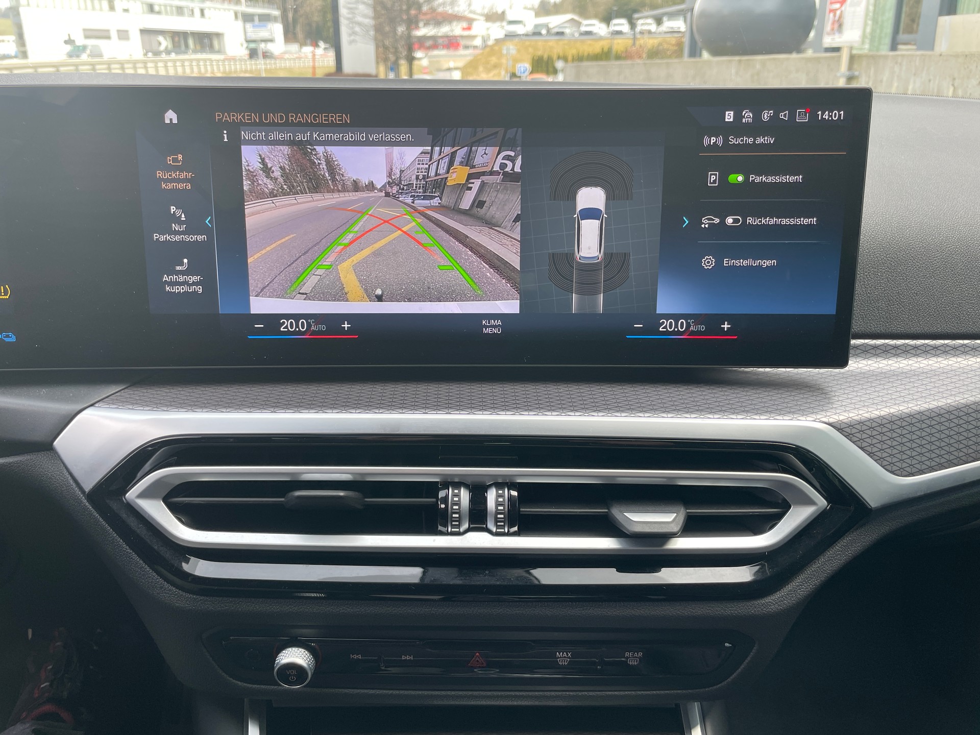 BMW 330e x DriveTouring Steptronic M Sport Pro-image-25