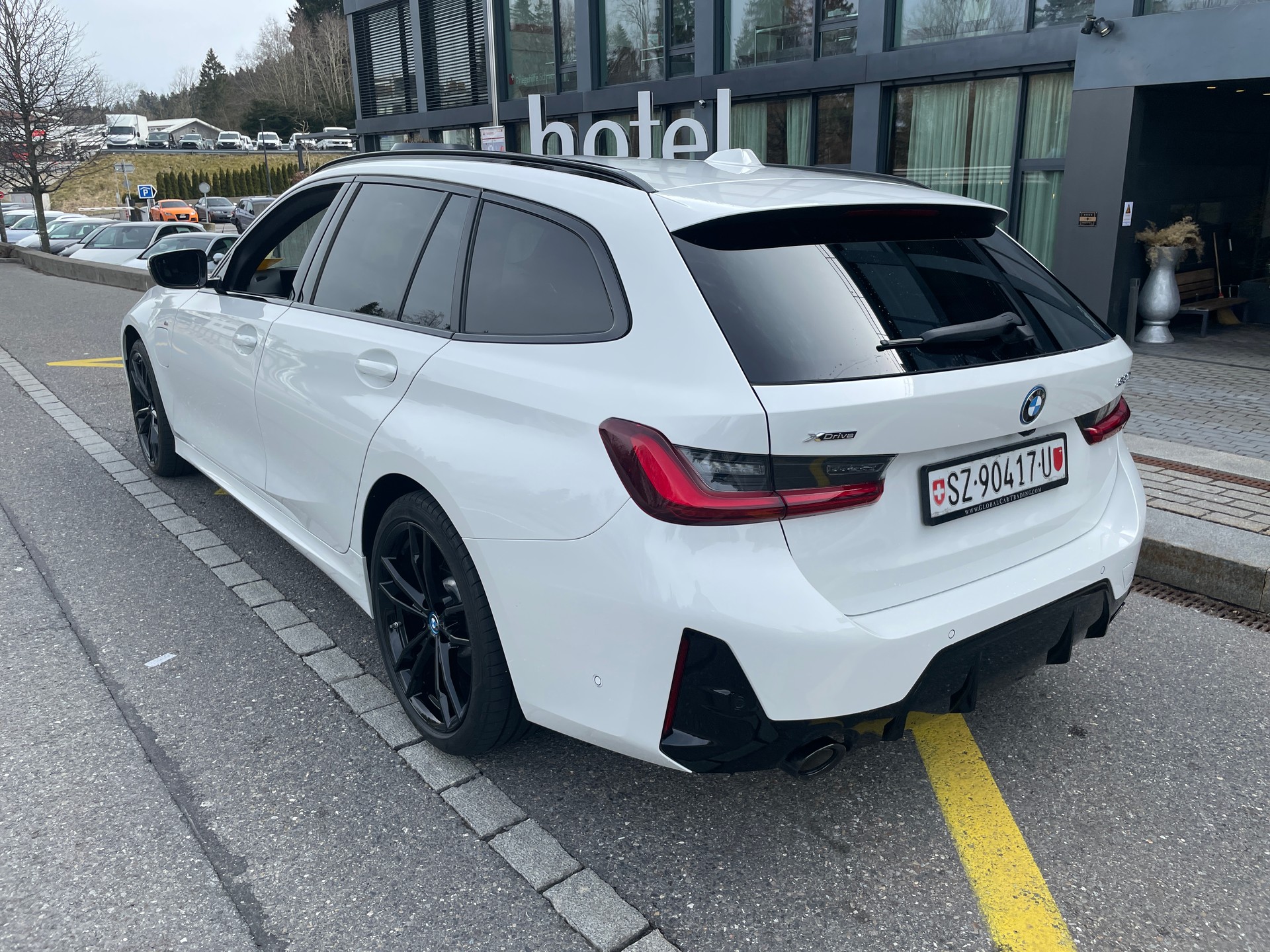 BMW 330e x DriveTouring Steptronic M Sport Pro-image-8