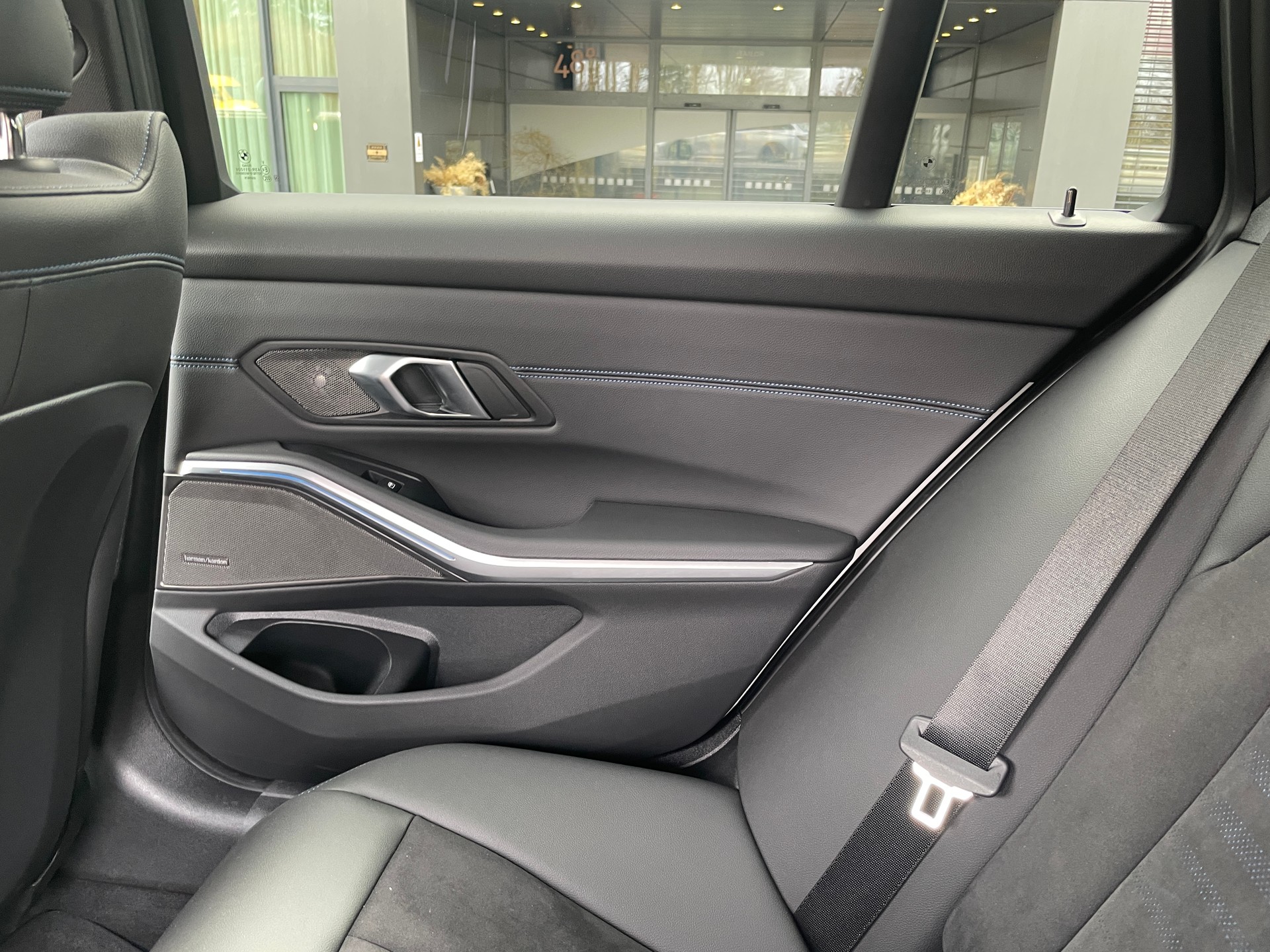BMW 330e x DriveTouring Steptronic M Sport Pro-image-17