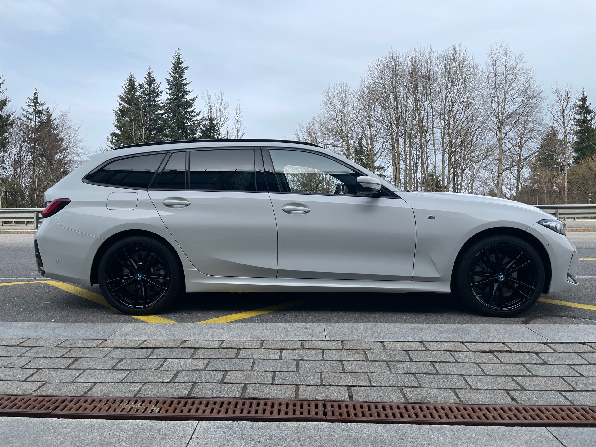 BMW 330e x DriveTouring Steptronic M Sport Pro-image-3