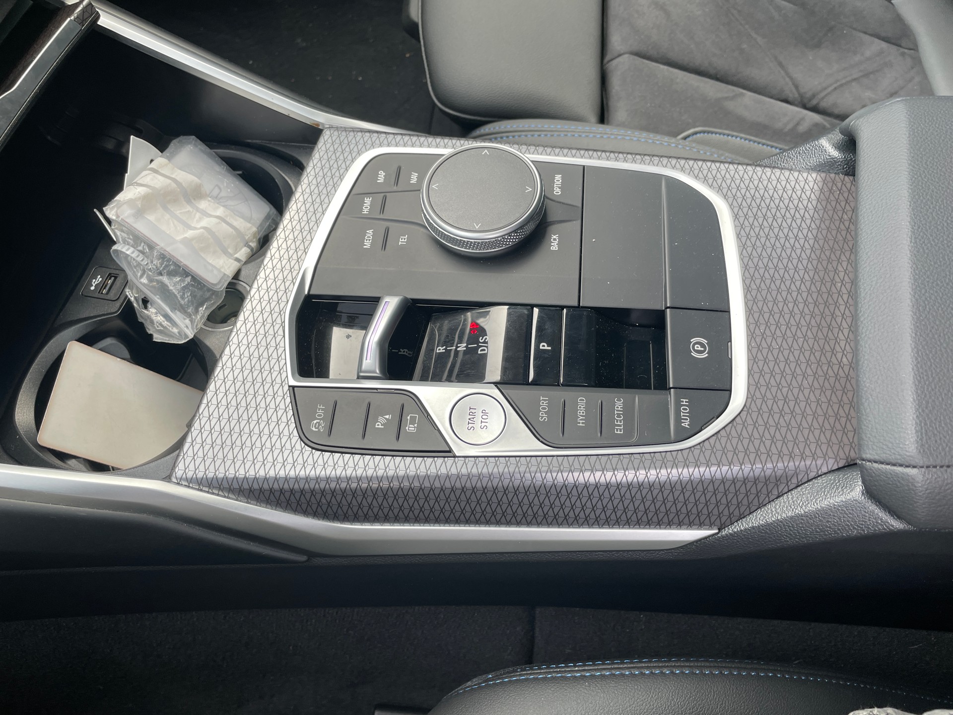BMW 330e x DriveTouring Steptronic M Sport Pro-image-23