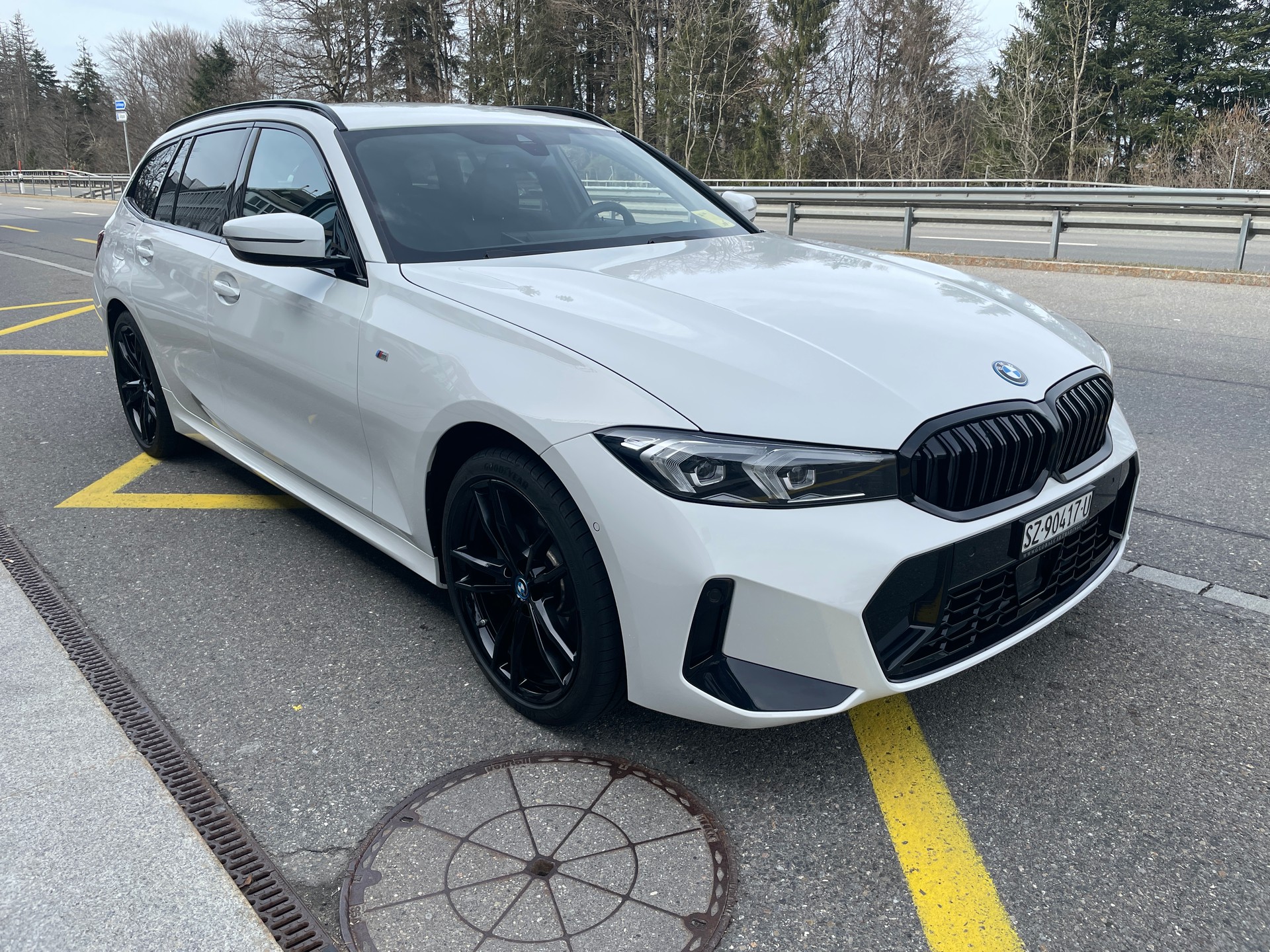 BMW 330e x DriveTouring Steptronic M Sport Pro-image-2