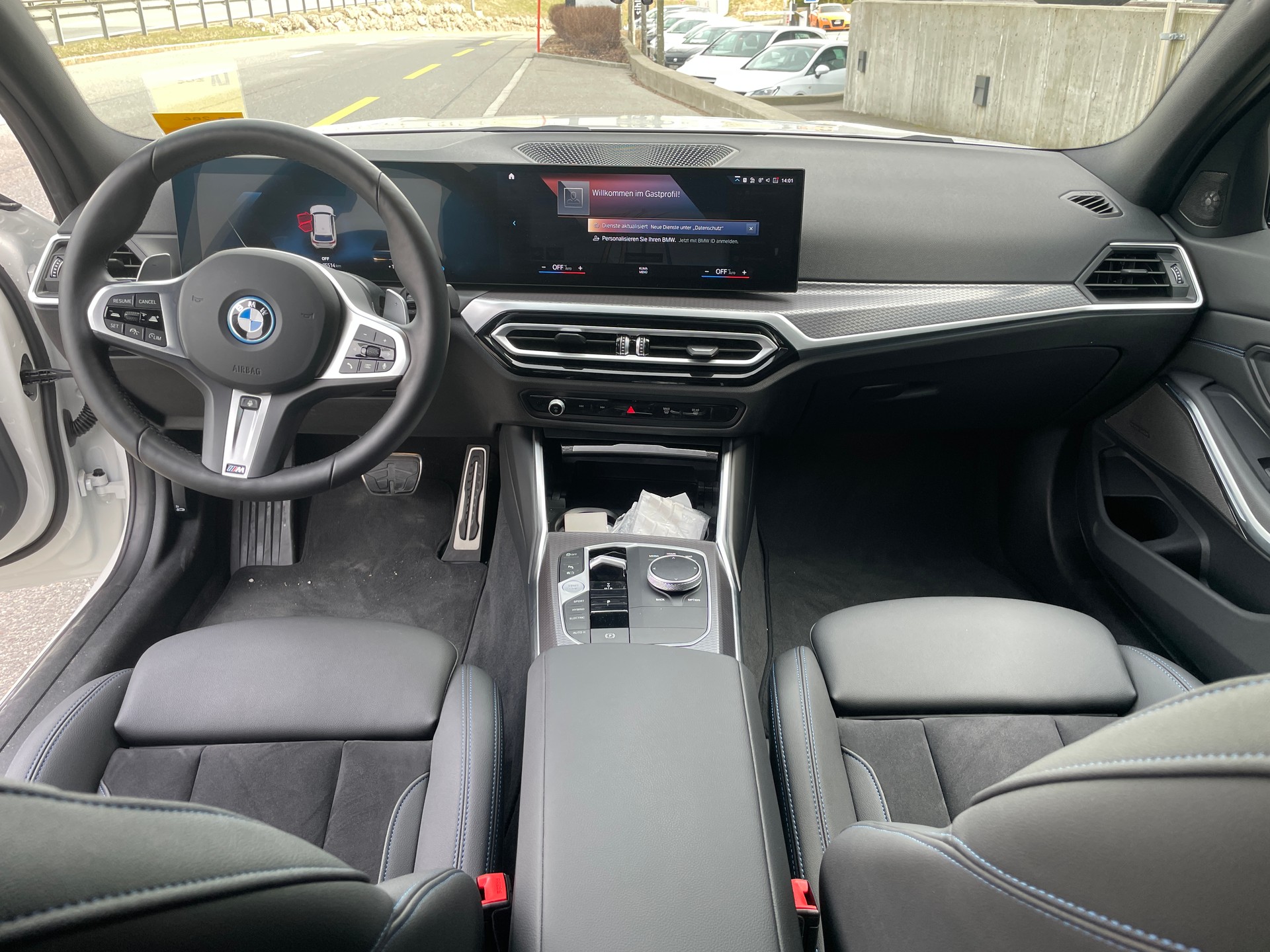 BMW 330e x DriveTouring Steptronic M Sport Pro-image-21