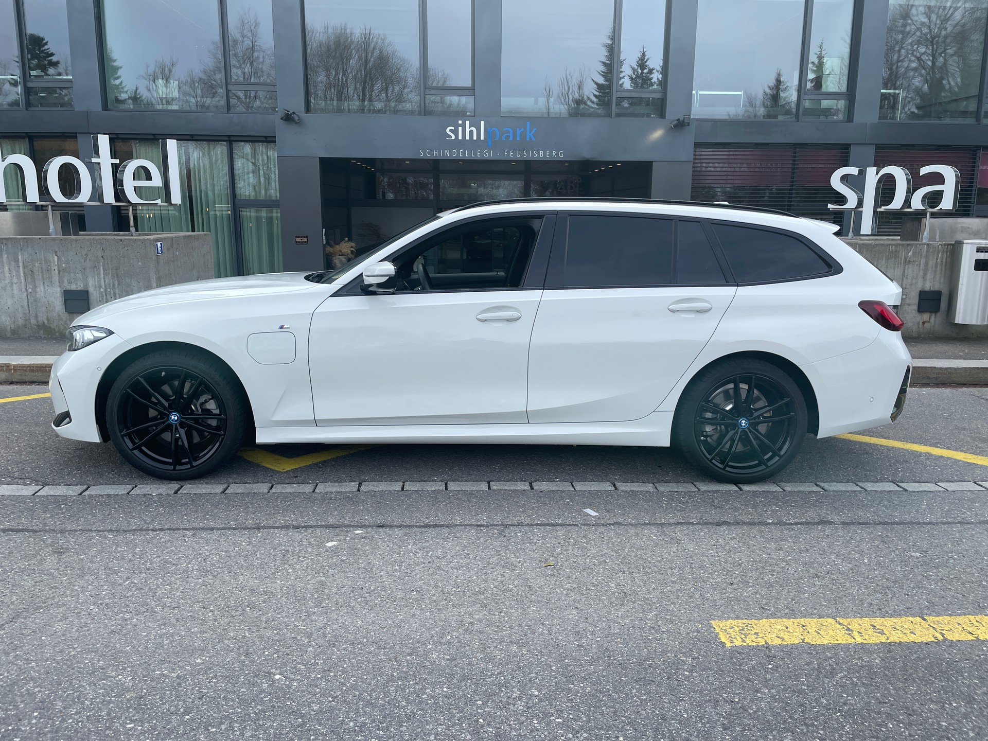 BMW 330e x DriveTouring Steptronic M Sport Pro-image-10
