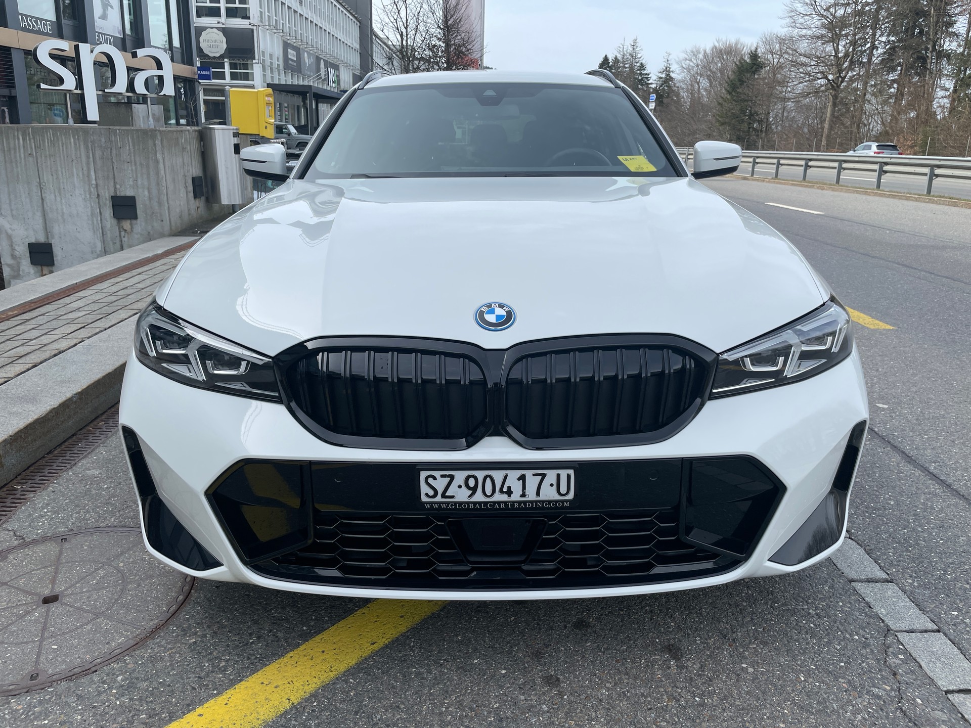 BMW 330e x DriveTouring Steptronic M Sport Pro-image-1