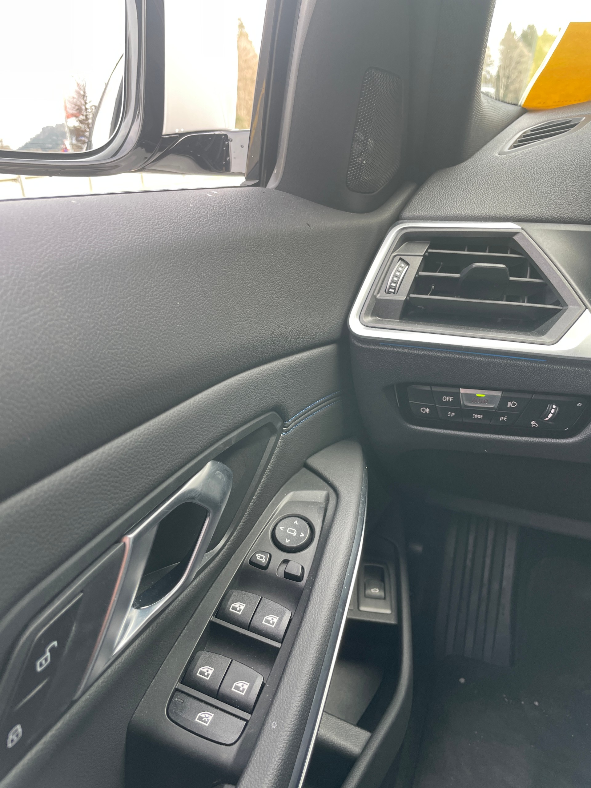 BMW 330e x DriveTouring Steptronic M Sport Pro-image-22