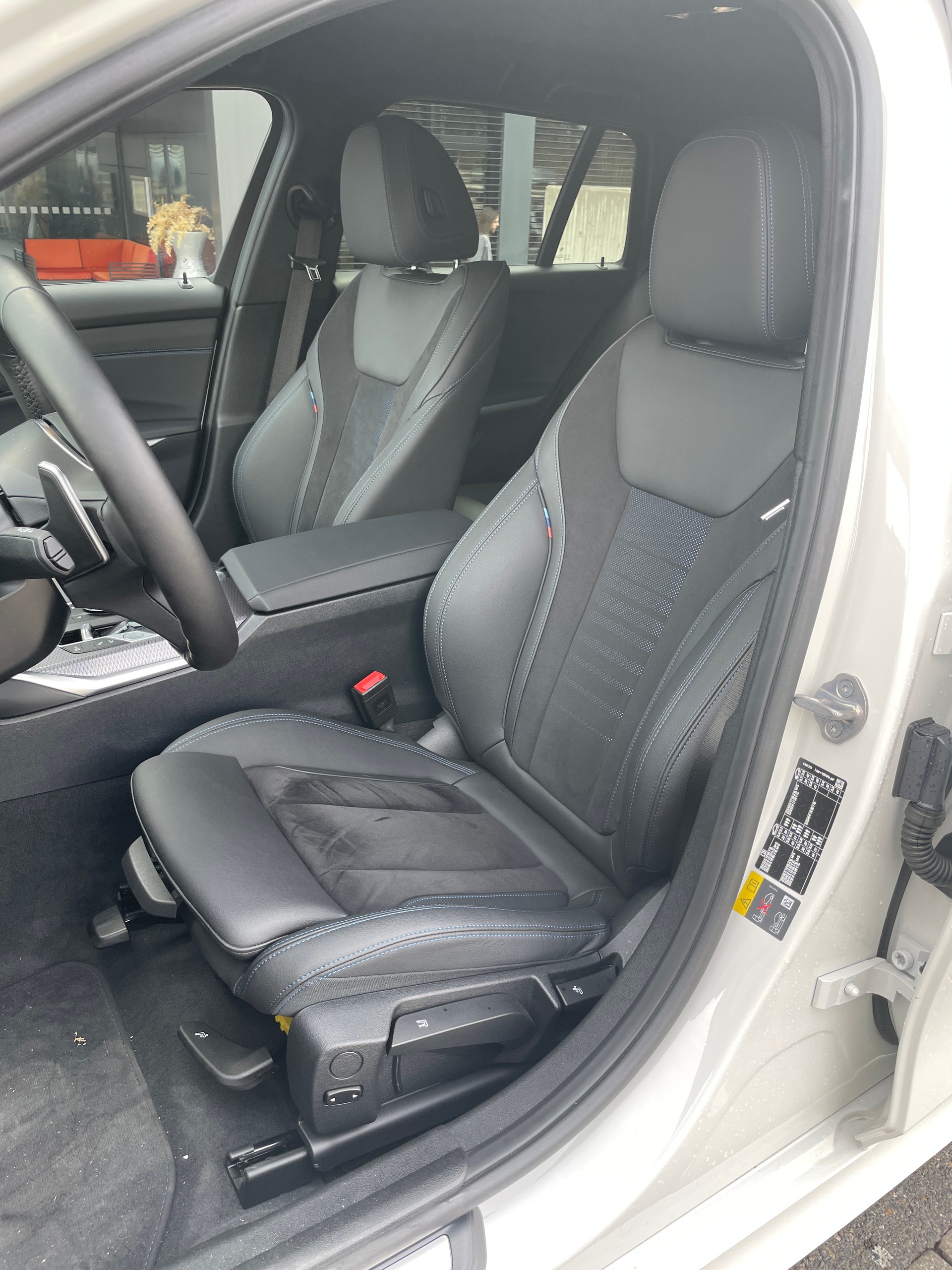 BMW 330e x DriveTouring Steptronic M Sport Pro-image-14