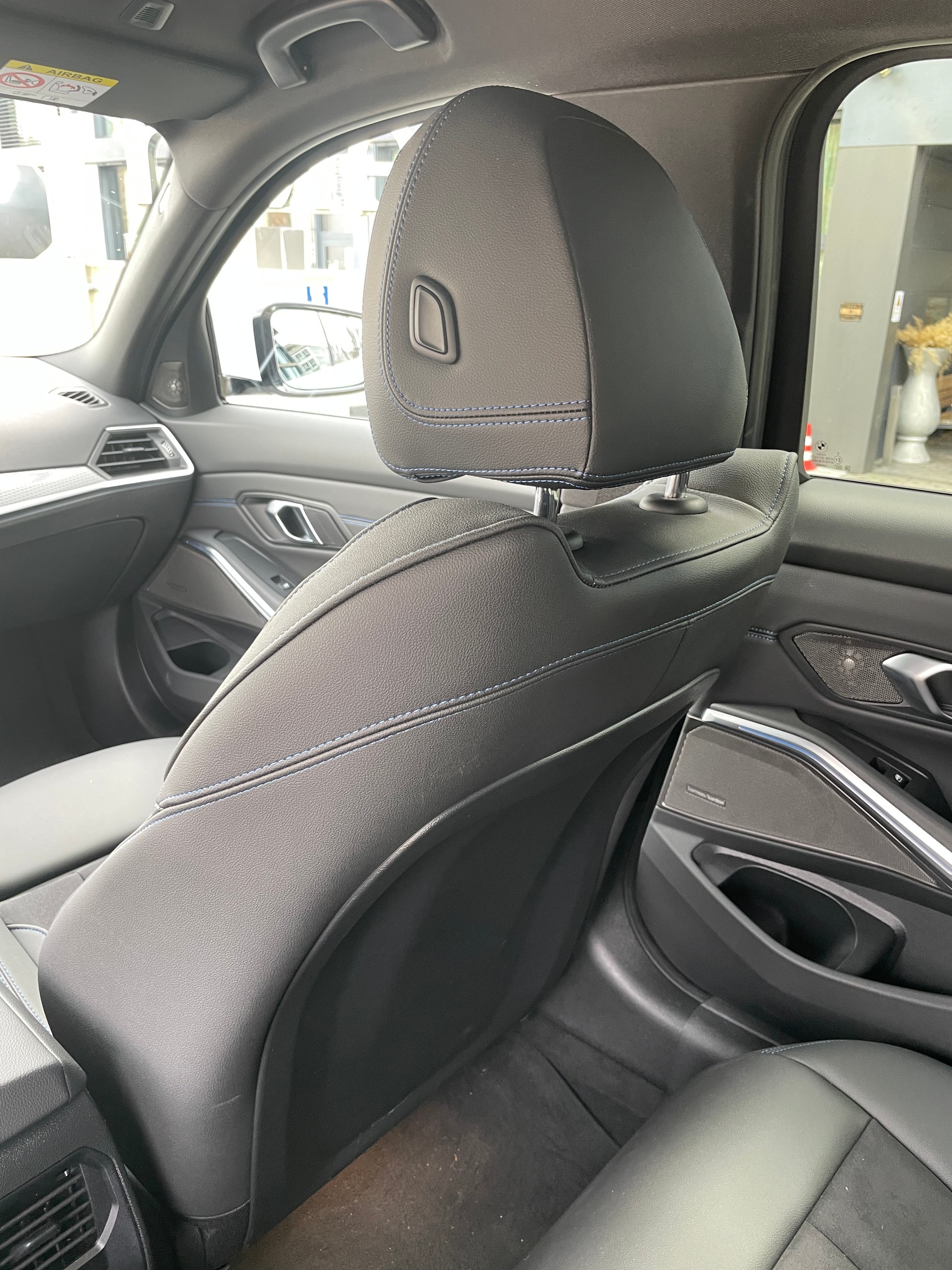 BMW 330e x DriveTouring Steptronic M Sport Pro-image-18