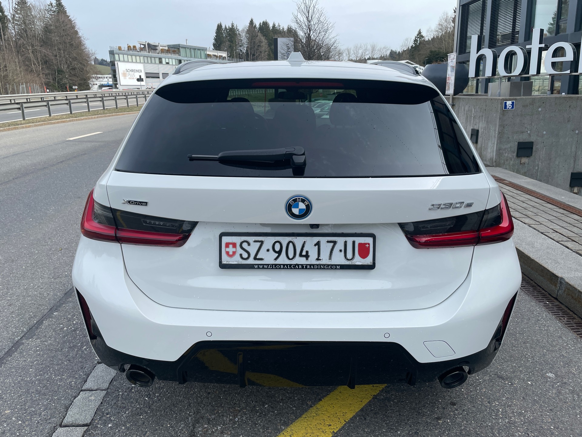 BMW 330e x DriveTouring Steptronic M Sport Pro-image-5
