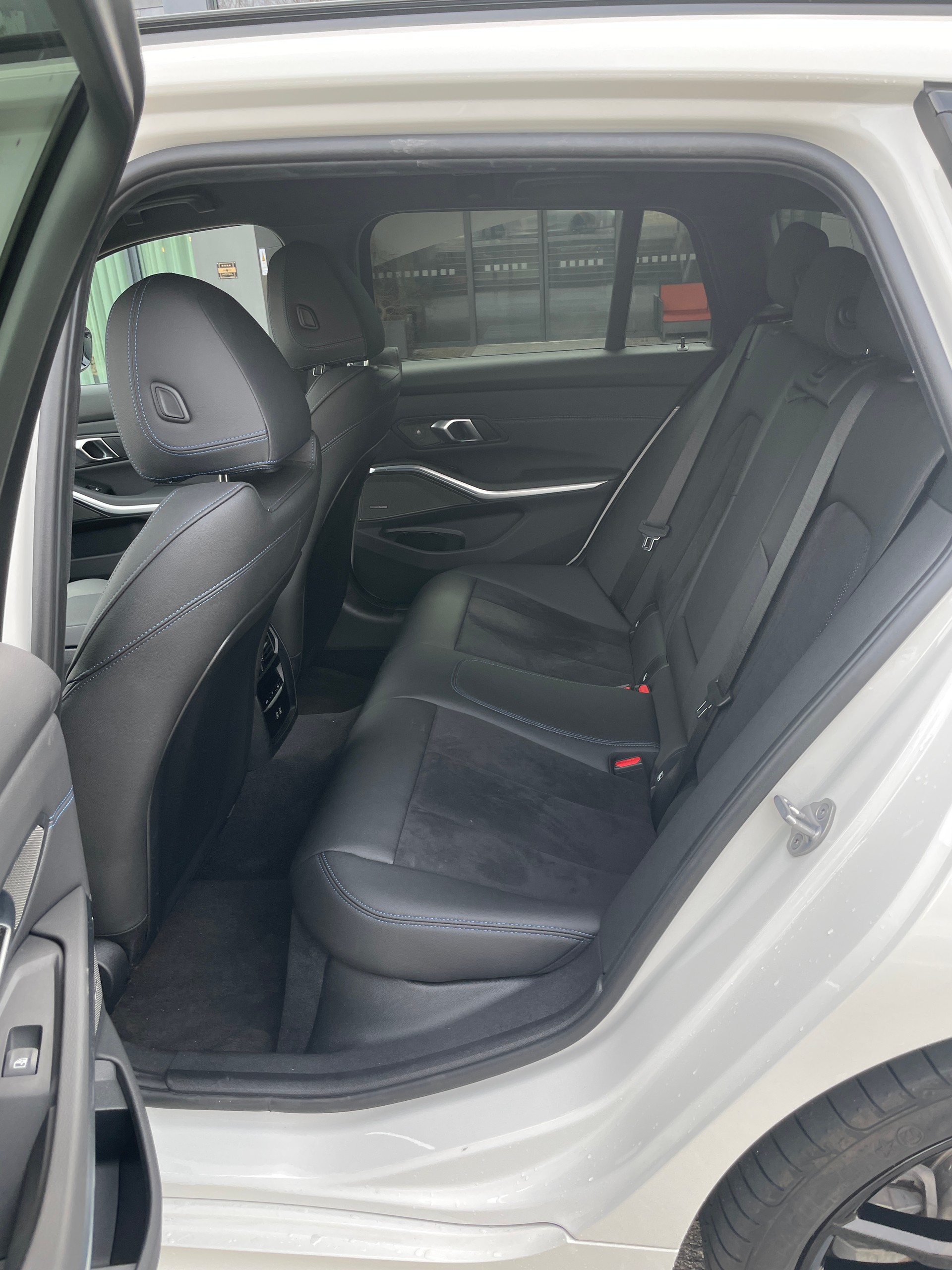 BMW 330e x DriveTouring Steptronic M Sport Pro-image-16