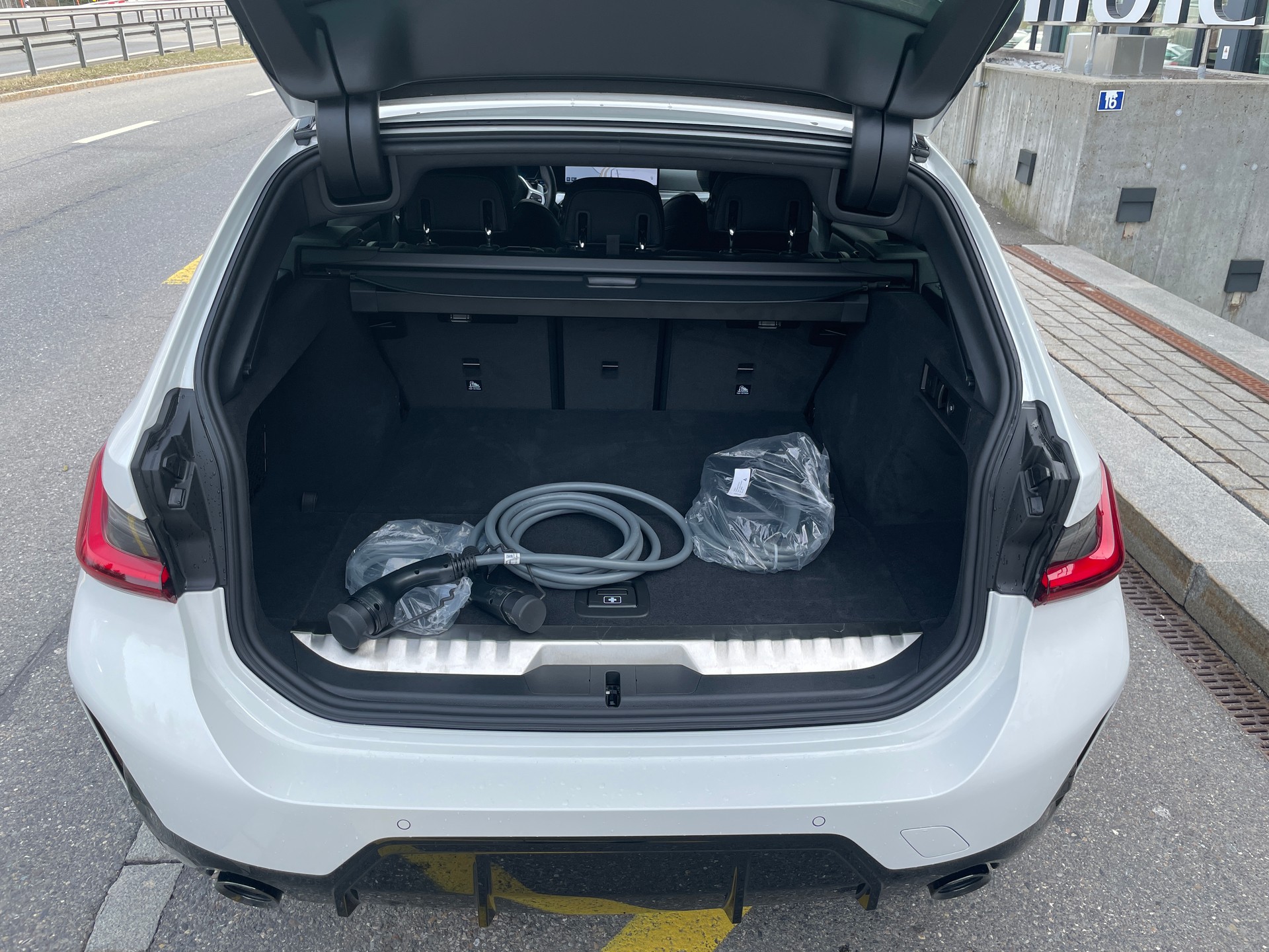 BMW 330e x DriveTouring Steptronic M Sport Pro-image-6