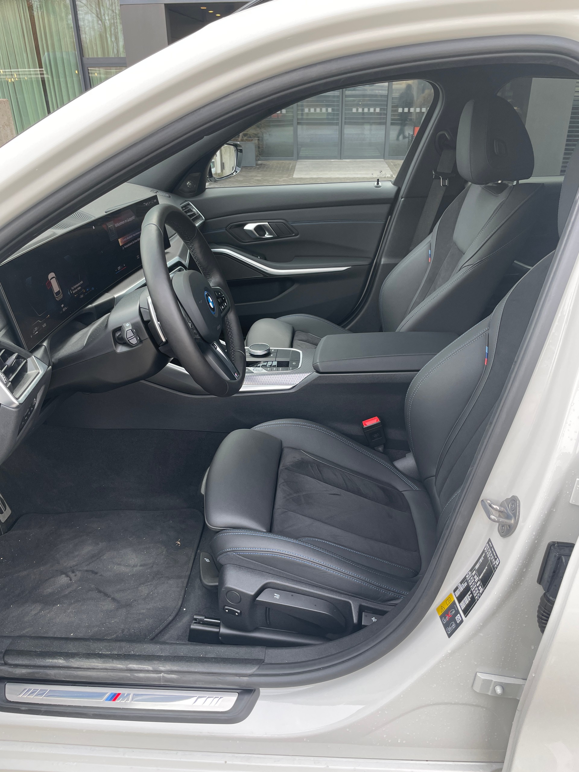BMW 330e x DriveTouring Steptronic M Sport Pro-image-13