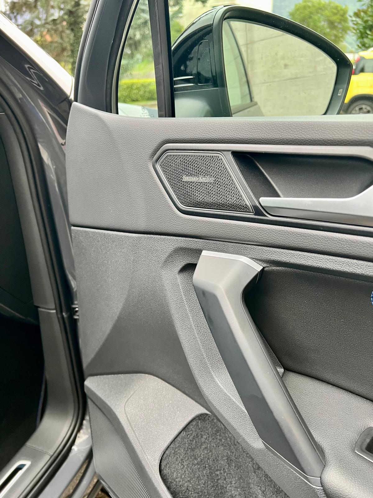 VW Tiguan 2.0TSI R 4Motion DSG-image-10