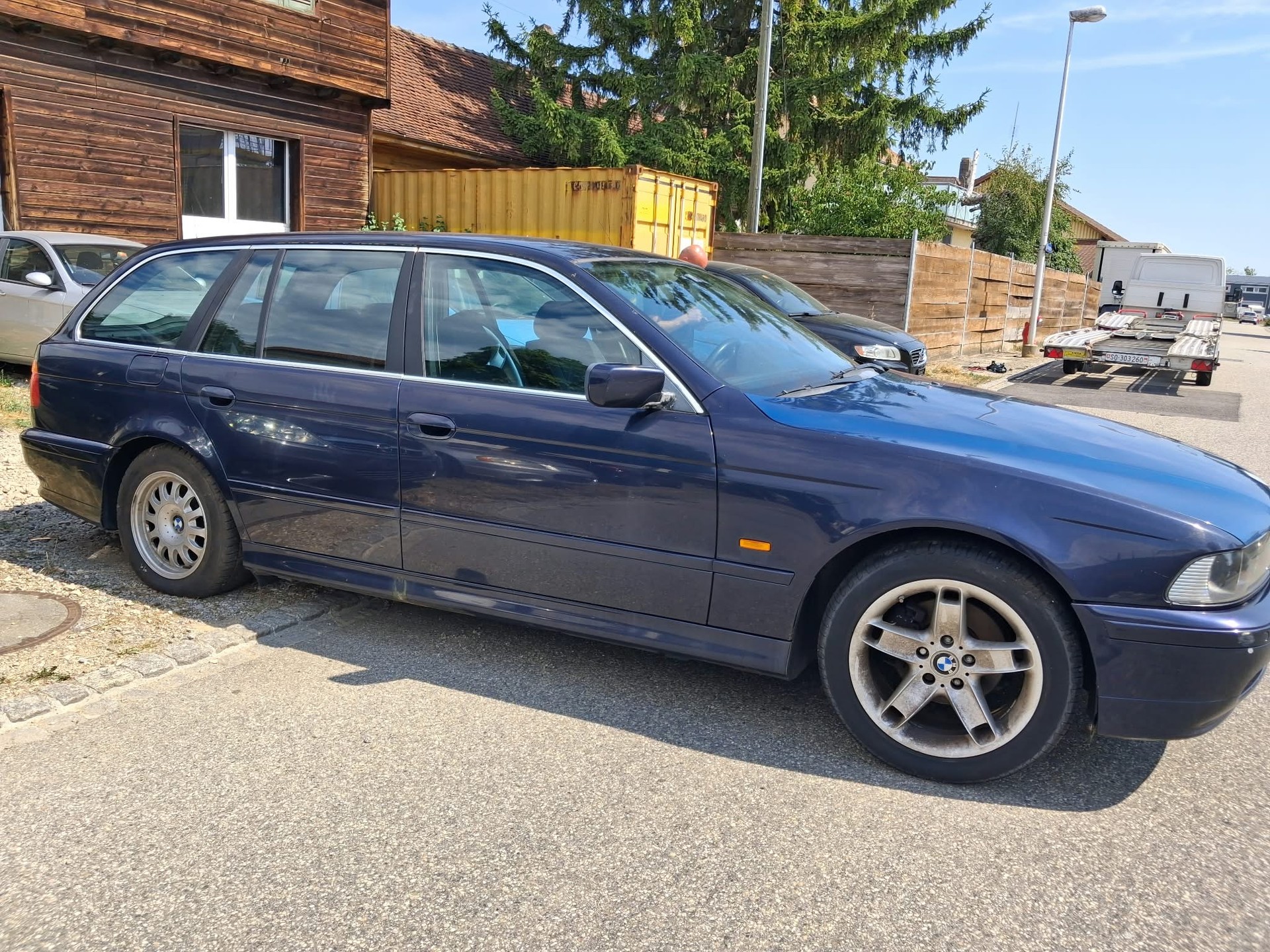 BMW 525i-image-3